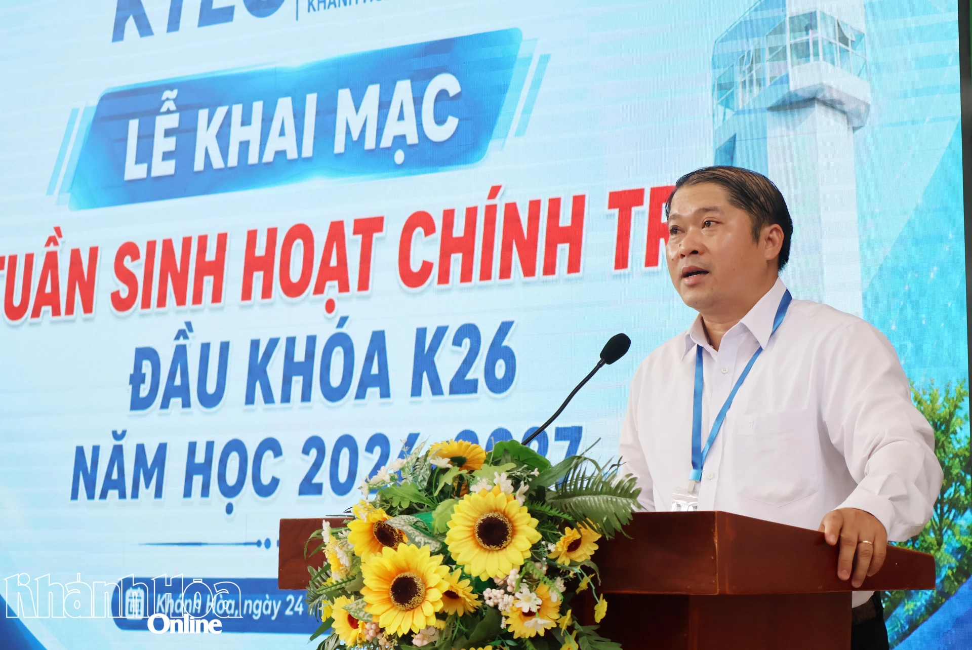 Lãnh đạo Trường Cao đẳng Công nghệ - Năng lượng Khánh Hòa phát biểu khai mạc Tuần sinh hoạt chính trị đầu khóa
