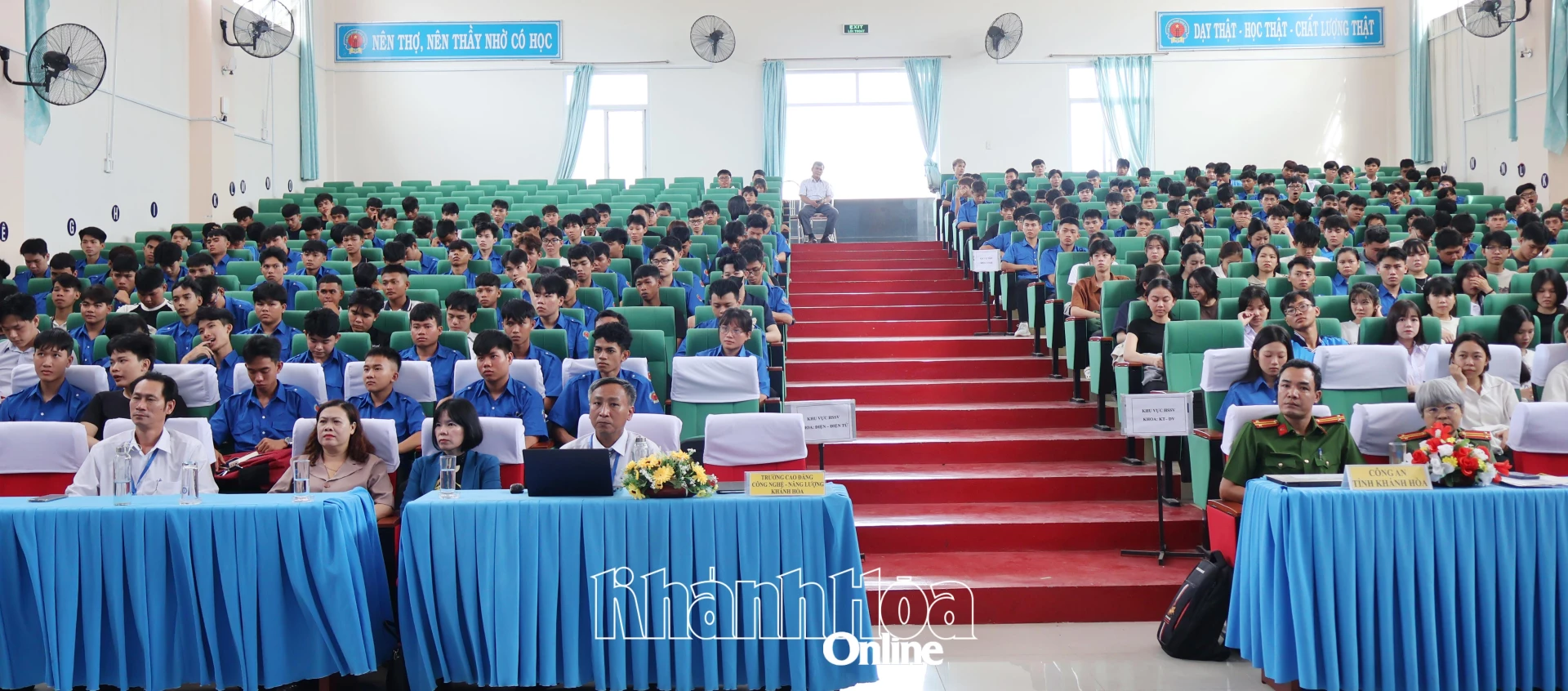 Các đại biểu và sinh viên khóa K26 - hệ cao đẳng năm học 2026 - 2027 dự lễ khai mạc.