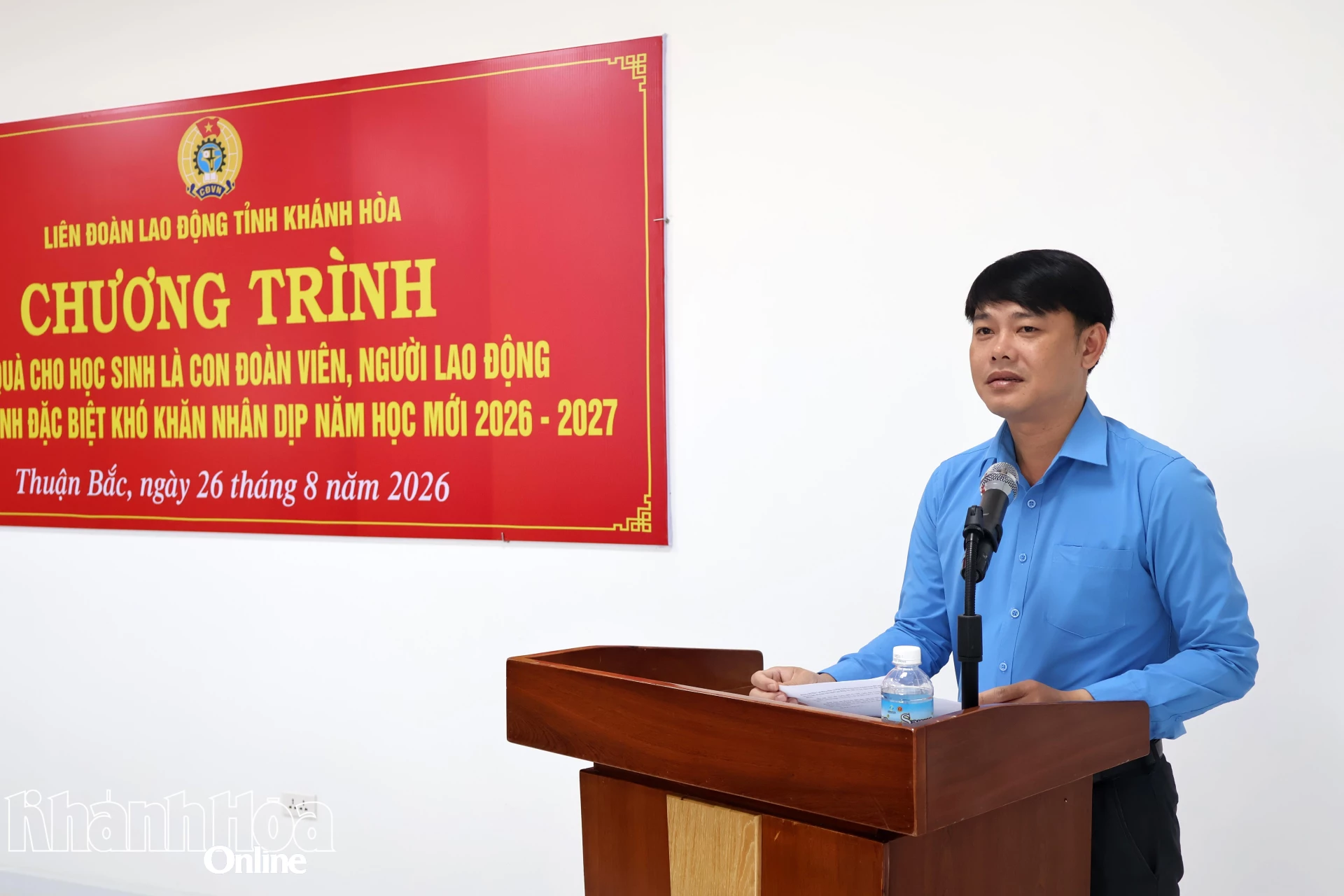 Lãnh đạo Liên đoàn Lao động tỉnh Khánh Hòa phát biểu tại chương trình.