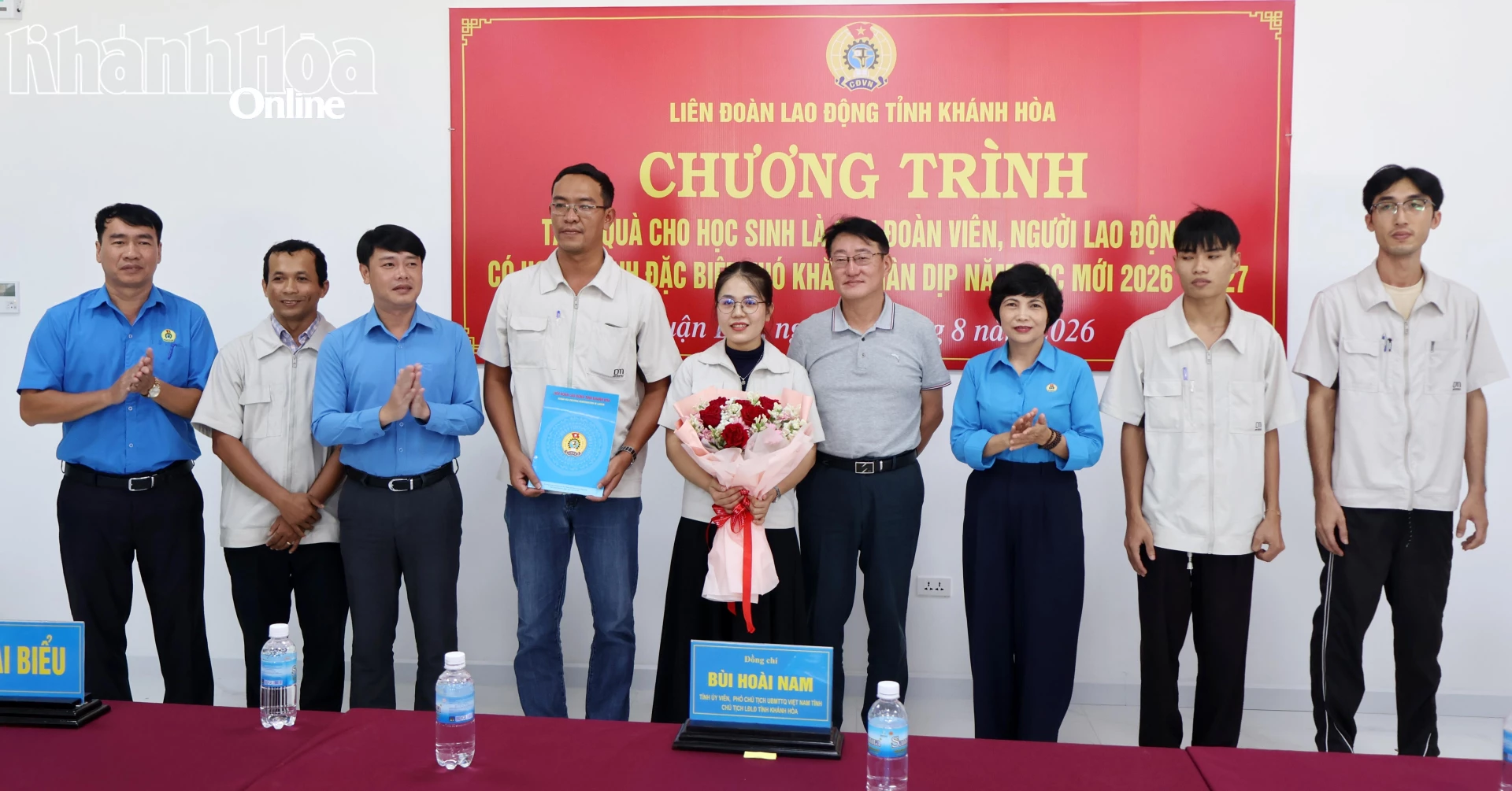 Lãnh đạo Liên đoàn Lao động tỉnh Khánh Hòa  và Công ty TNHH DM TEXTILE trao quyết định và tặng hoa chúc mừng Ban Chấp hành Công đoàn cơ sở Công ty TNHH DM TEXTILE.
