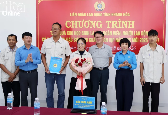 Liên đoàn Lao động tỉnh Khánh Hòa công nhận công đoàn cơ sở mới và tặng quà con đoàn viên có hoàn cảnh đặc biệt khó khăn