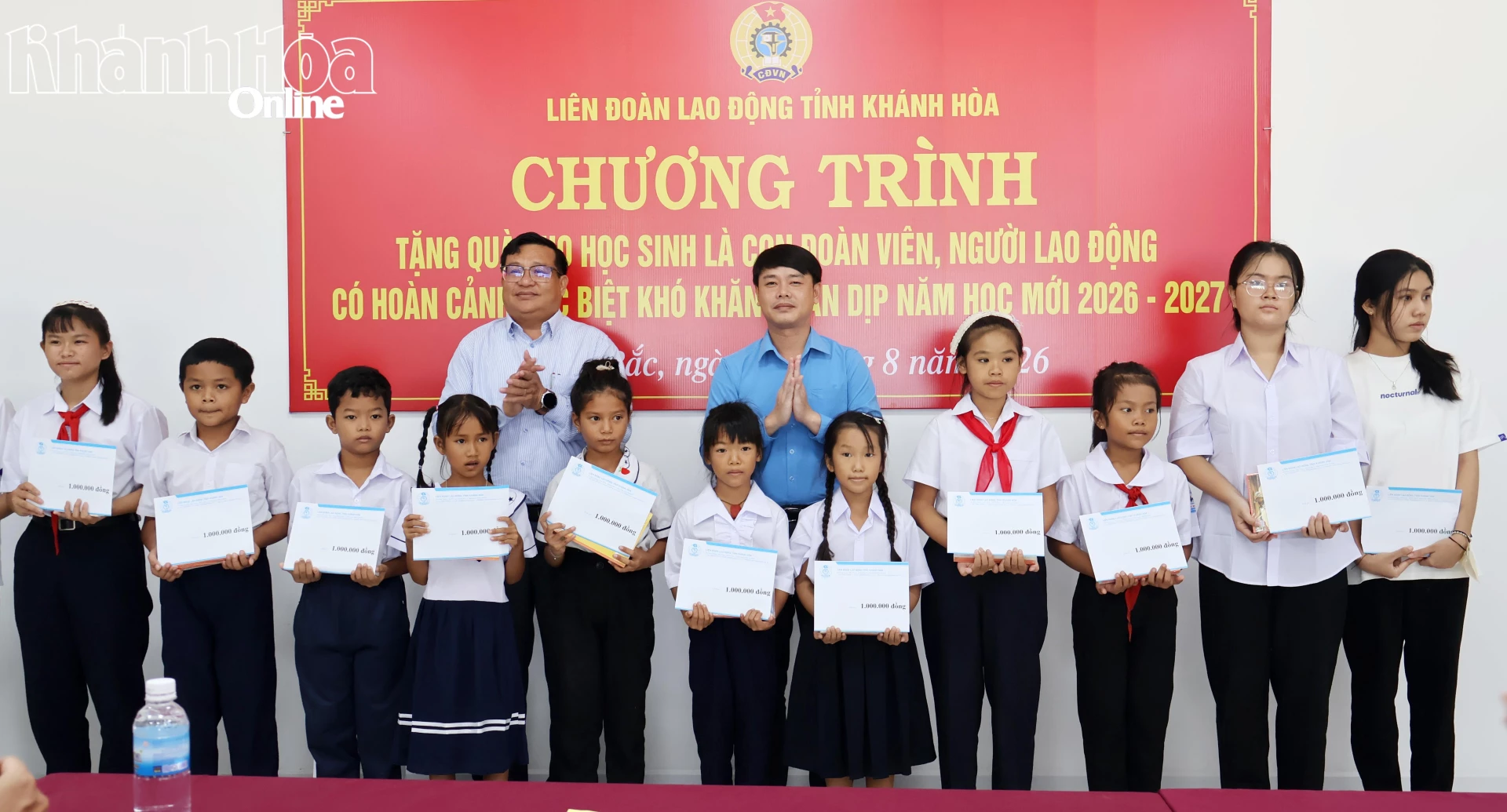 Lãnh đạo Liên đoàn Lao động tỉnh Khánh Hòa và Đảng ủy xã Thuận Bắc trao quà cho các học sinh.