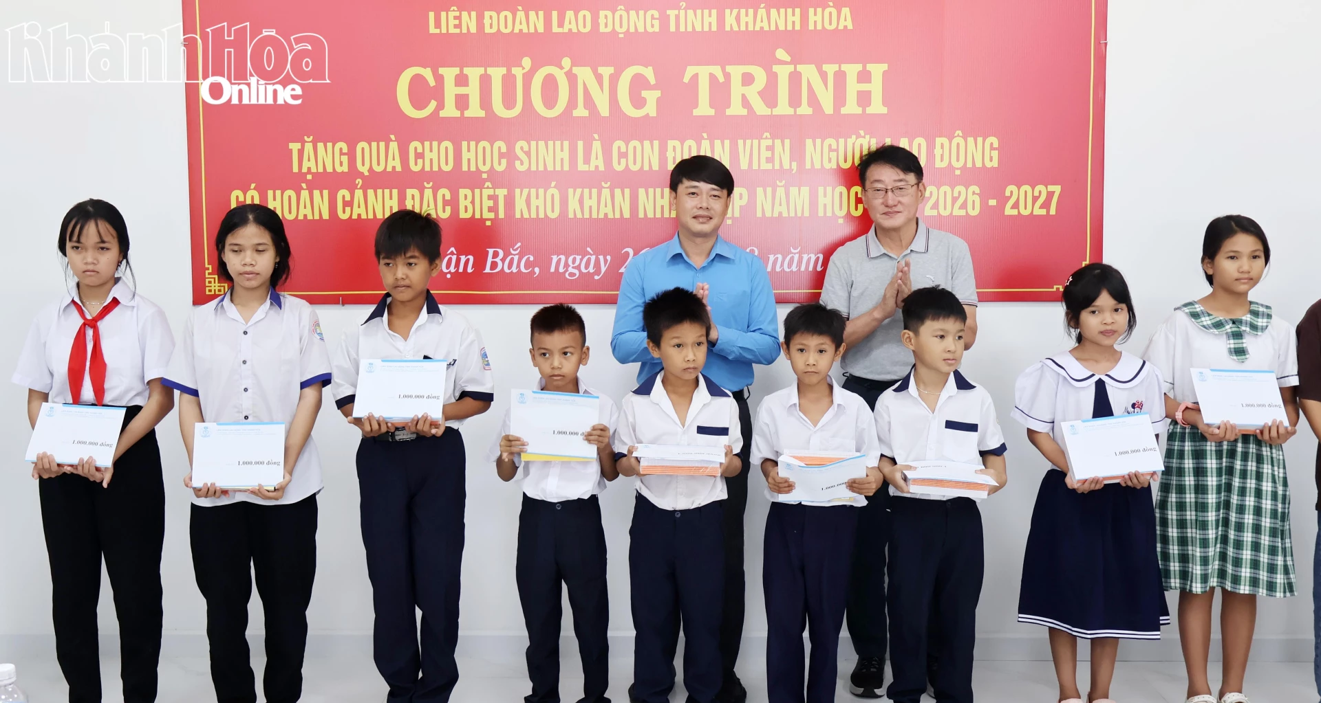 Lãnh đạo Liên đoàn Lao động tỉnh Khánh Hòa và Công ty TNHH DM TEXTILE trao học bổng cho các học sinh.