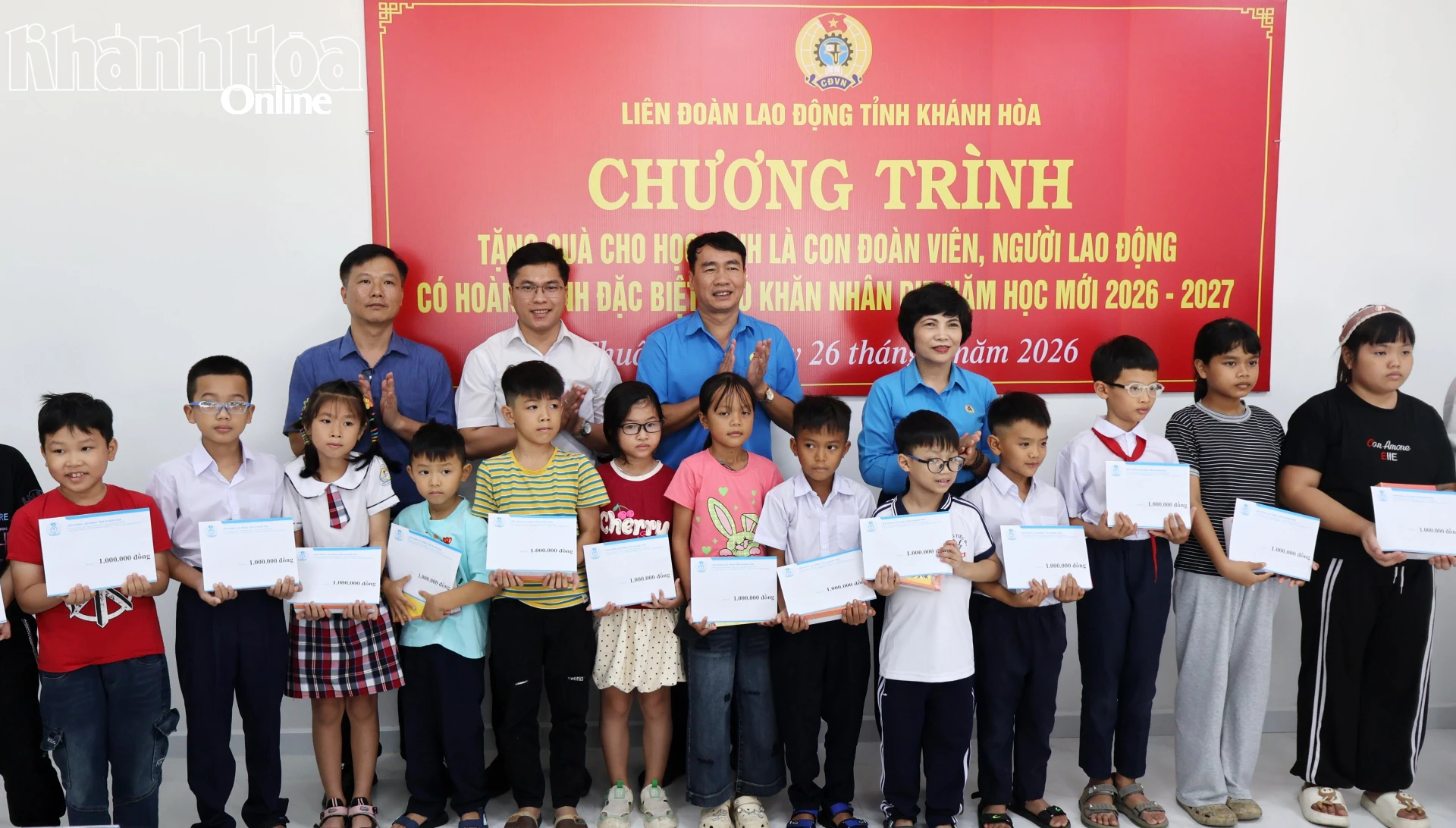 Lãnh đạo Liên đoàn Lao động tỉnh Khánh Hòa và Ủy ban MTTQ Việt Nam xã Thuận Bắc trao quà cho các học sinh.