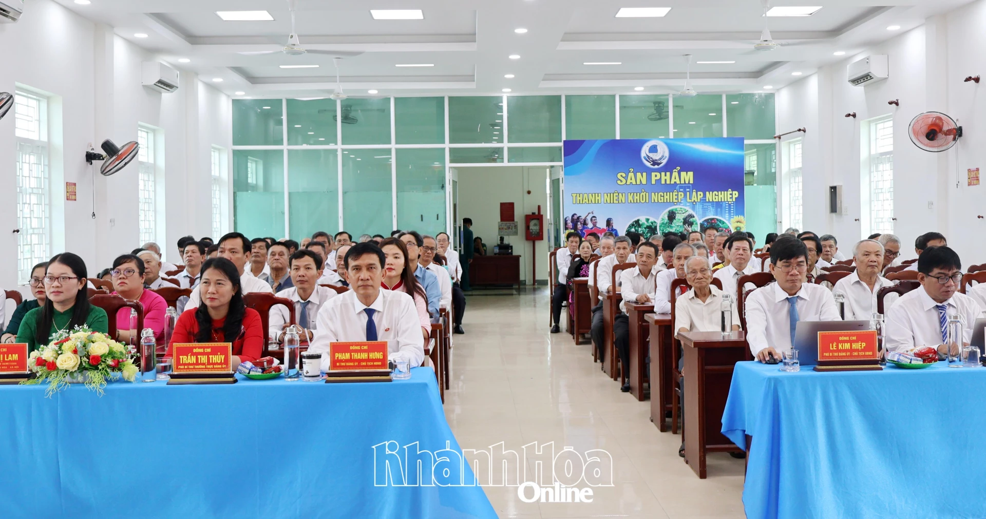 Các đại biểu và đảng viên dự chương trình.