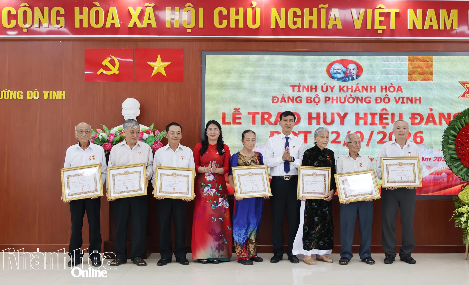 Thường trực Đảng ủy phường Đô Vinh trao Huy hiệu 65, 60, 55 và 45 tuổi Đảng cho các đảng viên.