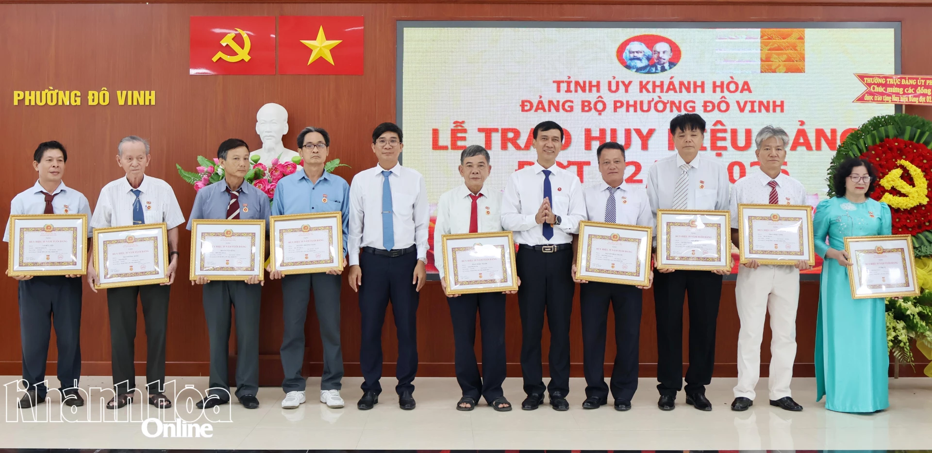 Thường trực Đảng ủy phường Đô Vinh trao Huy hiệu 35 năm tuổi Đảng cho các đảng viên.