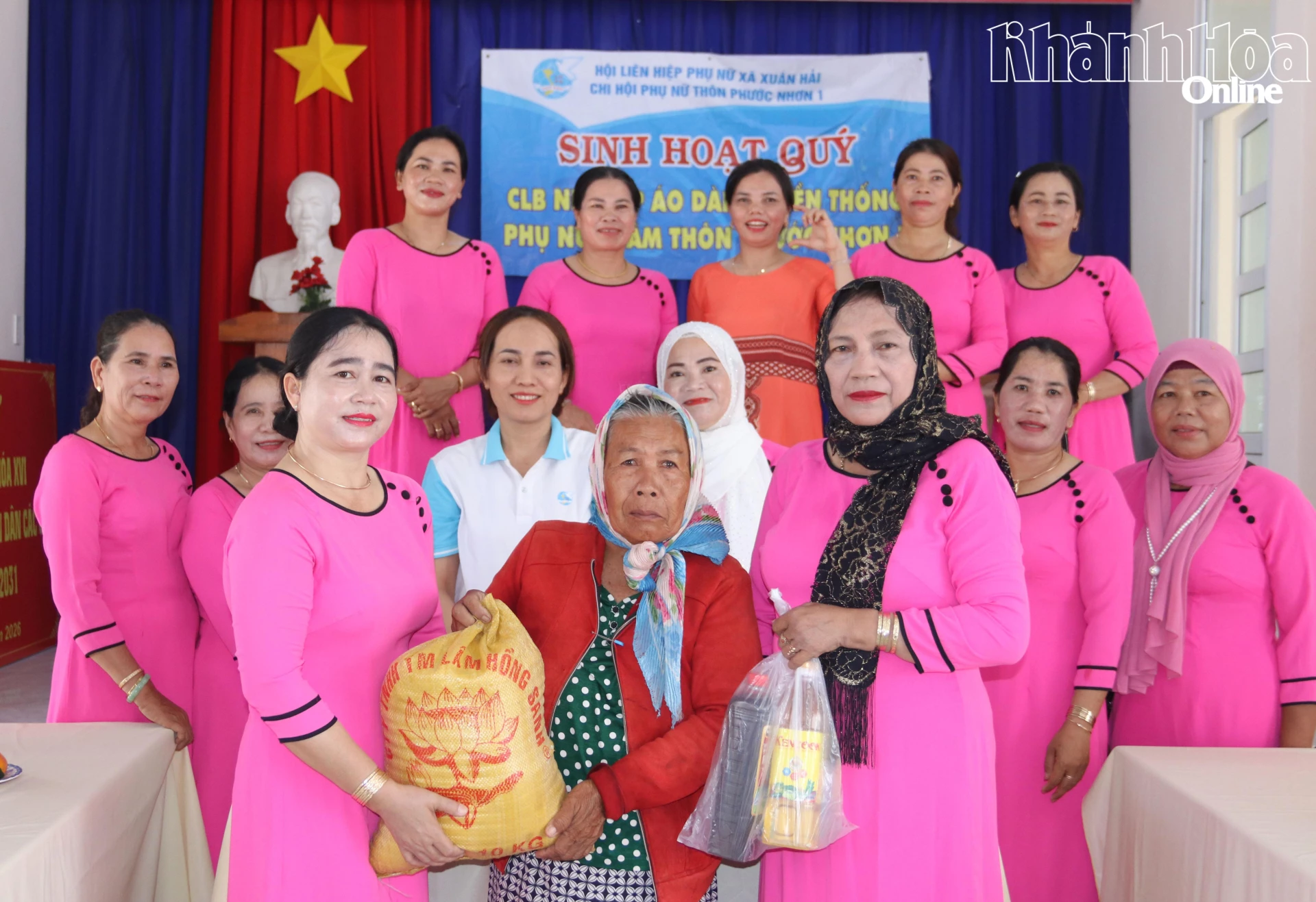 Câu lạc bộ Nét đẹp áo dài truyền thống phụ nữ Chăm thôn Phước Nhơn 1 (xã Xuân Hải) tặng gạo và nhu yếu phẩm cho người già có hoàn cảnh khó khăn.