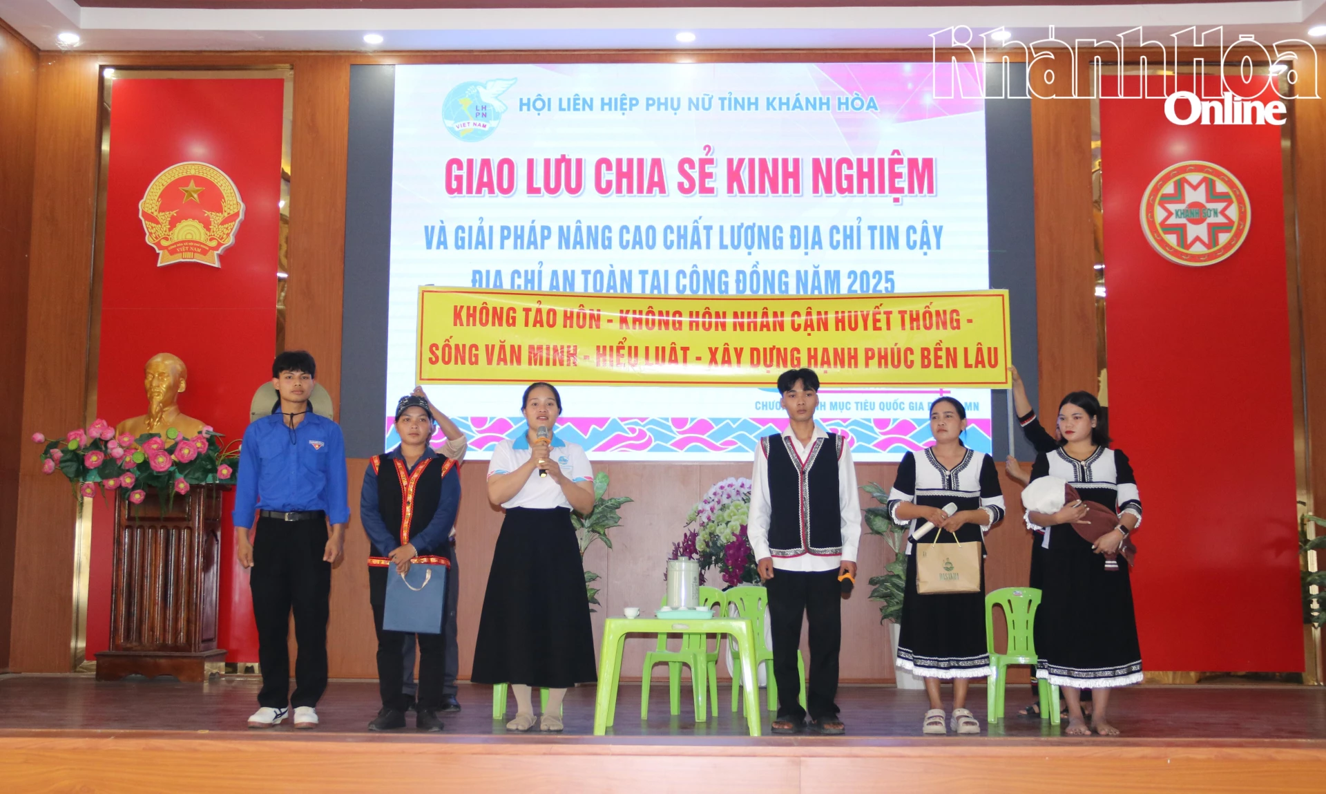 Tuyên truyền các vấn đề xã hội thông qua hình thức sân khấu hóa.
