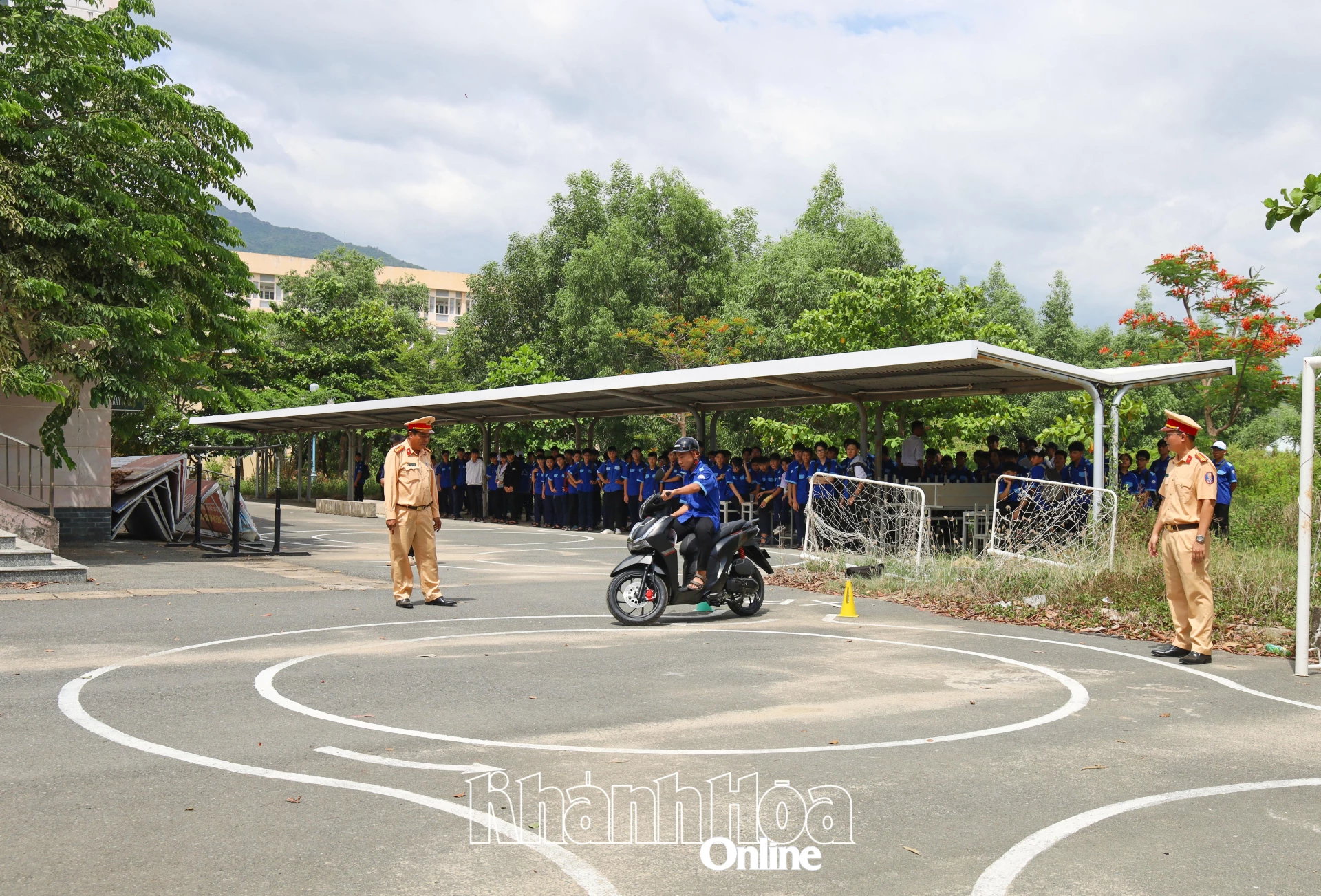 Học sinh được hướng dẫn thực hành lái xe an toàn.