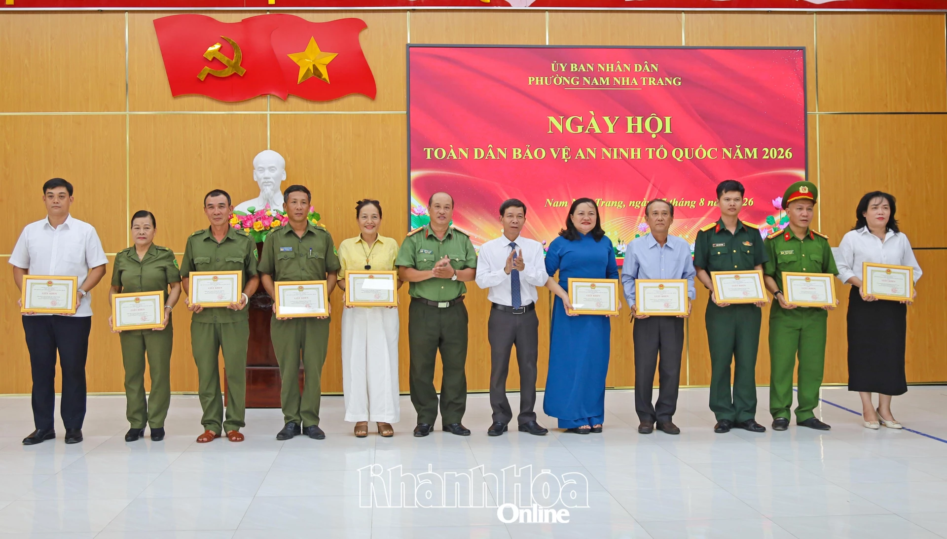 Các tập thể được nhận giấy khen.