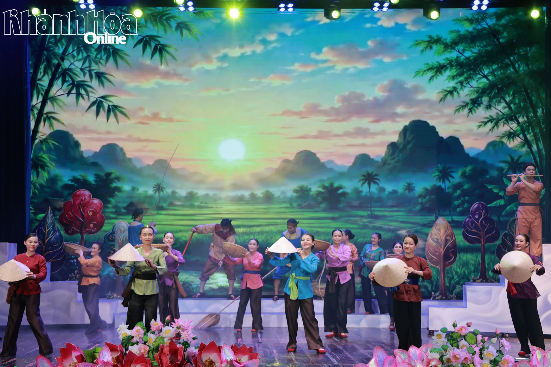 Một cảnh diễn trong vở “Ăn khế trả vàng”.