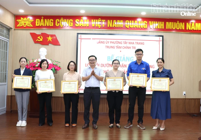 Trung tâm Chính trị Nha Trang bế giảng lớp bồi dưỡng nhận thức về Đảng khóa 4 