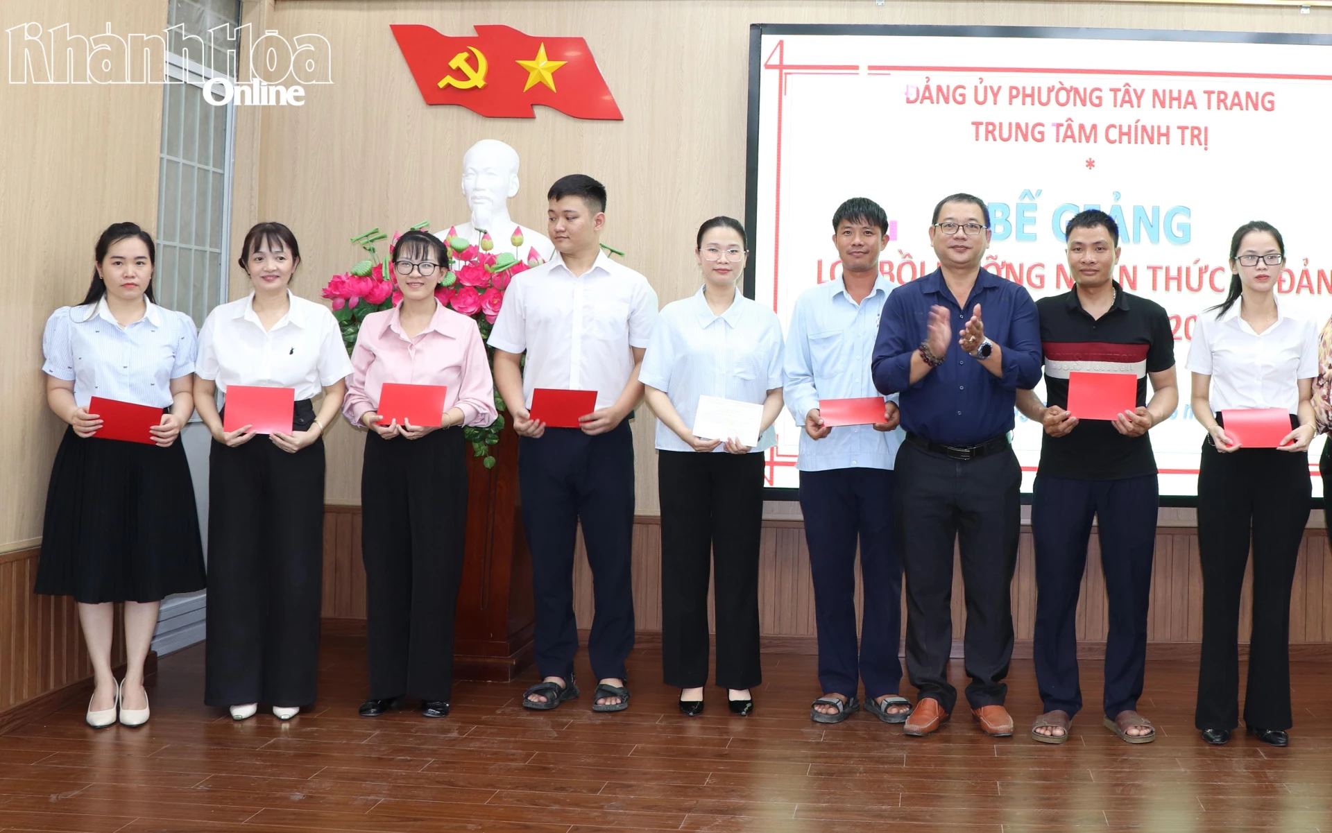 Các học viên được trao Giấy chứng nhận đã hoàn thành lớp bồi dưỡng nhận thức về Đảng tại Trung tâm Chính trị Nha Trang. Ảnh: HOÀNG DUNG