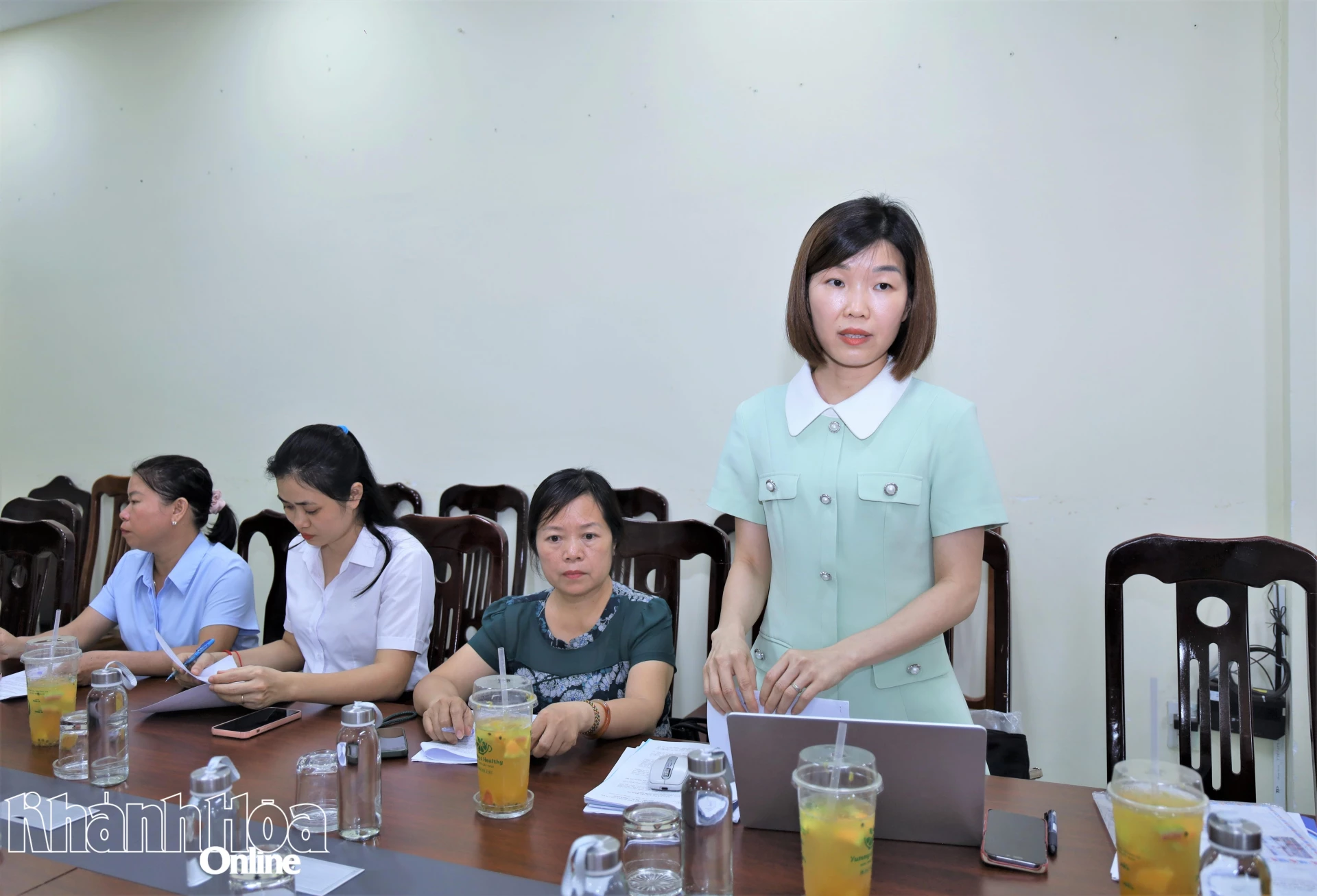 Bà Hòa Thị Thủy - Phó Trưởng Ban  Nghiên cứu pháp luật - Hành chính nhà nước (Viện Nghiên cứu chiến lược và Khoa học pháp lý) trao đổi tại buổi làm việc. 
