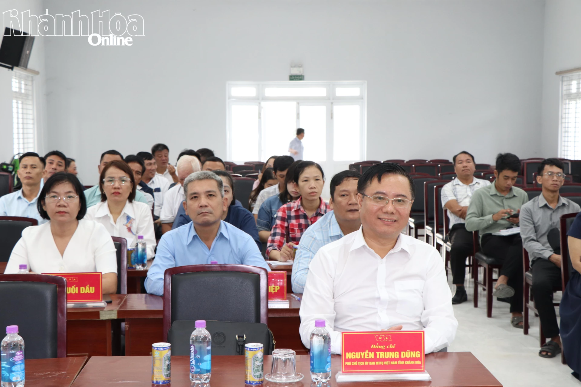 Các đại biểu tham dự hội nghị.