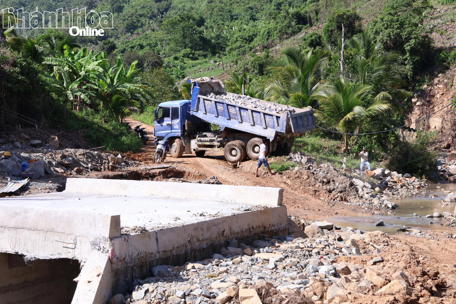 Công trình cống thoát nước qua suối tại đường dẫn từ khu tái định cư vào khu sản xuất xóm 4 thôn Dốc Trầu được thi công.