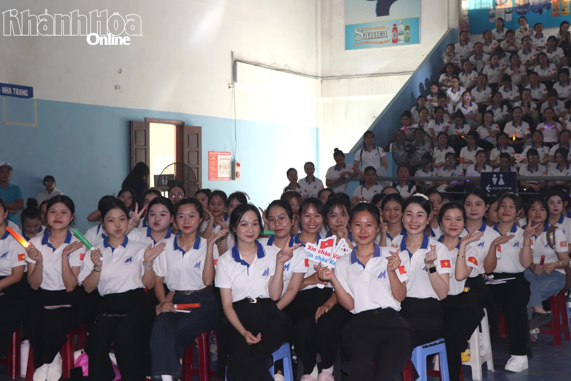 Đông đảo sinh viên tham dự chương trình giao lưu văn hoá nghệ thuật.