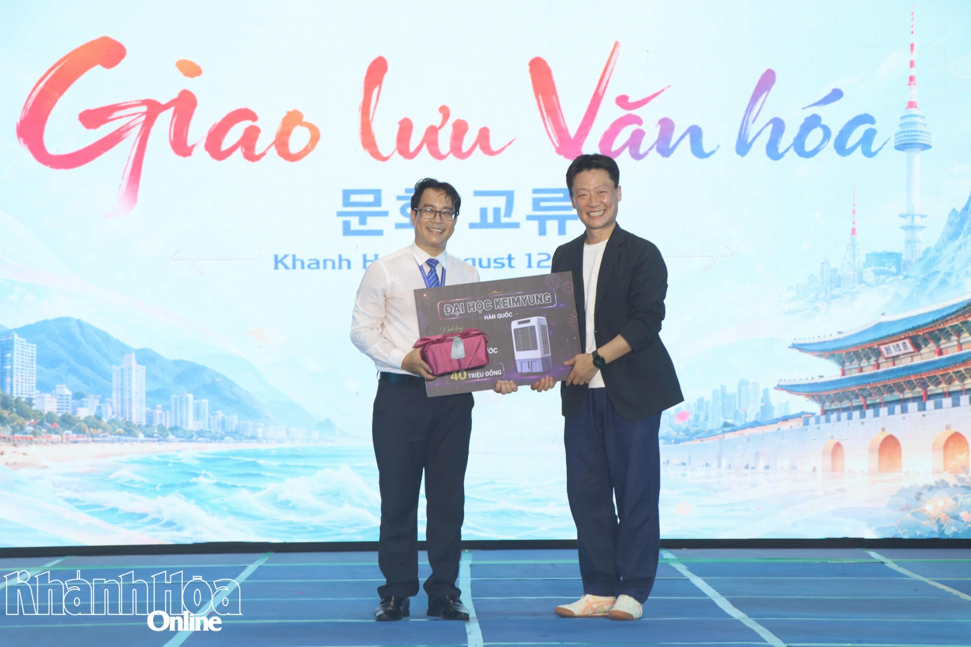 Đại diện Đại học Keimyung - Hàn Quốc tặng quà lưu niệm cho lãnh đạo Trường Cao đẳng Sư phạm Trung ương - Nha Trang.