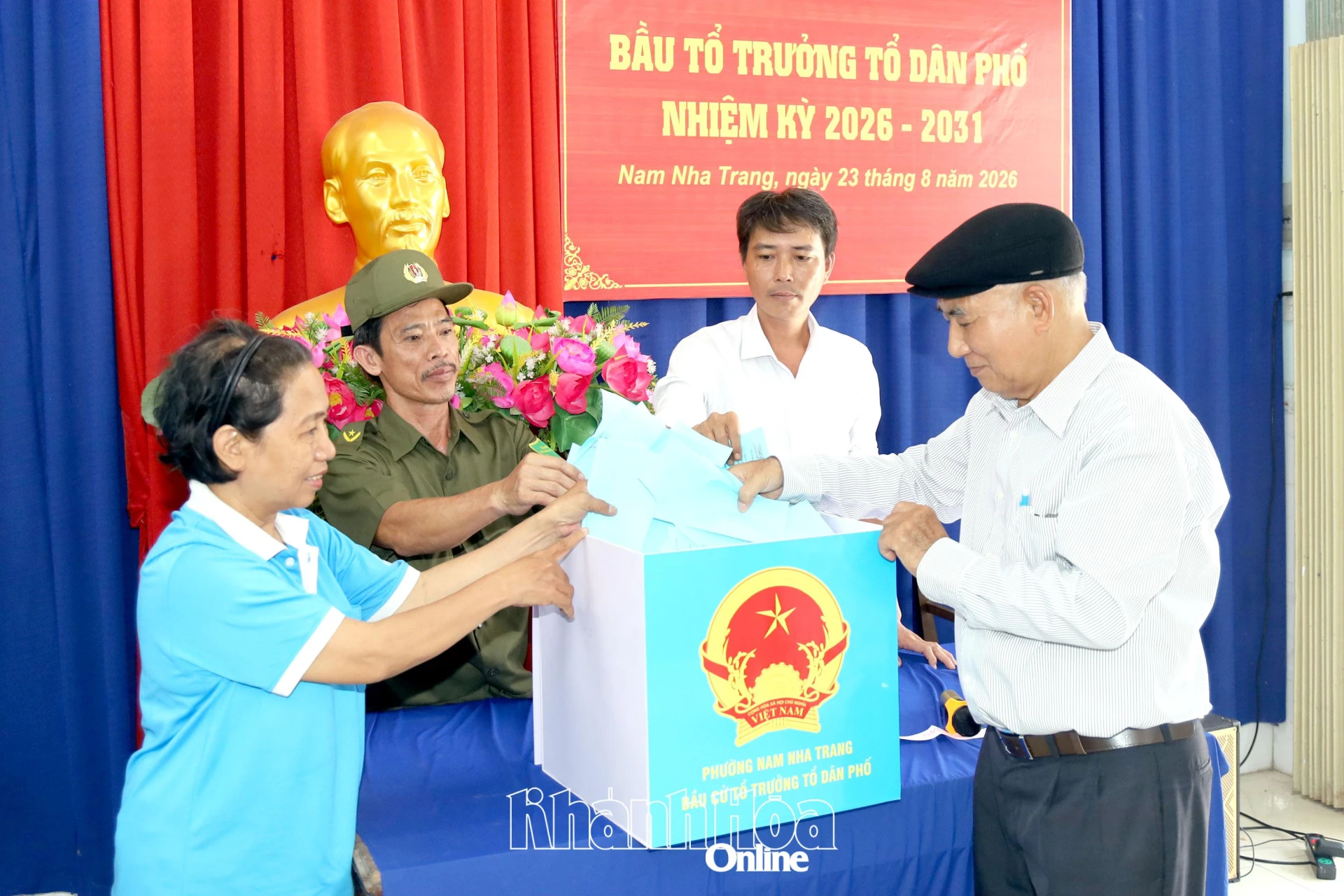 Tổ bầu cử Phước An Nam, phường Nam Nha Trang kiểm phiếu bầu. Ảnh: T.M