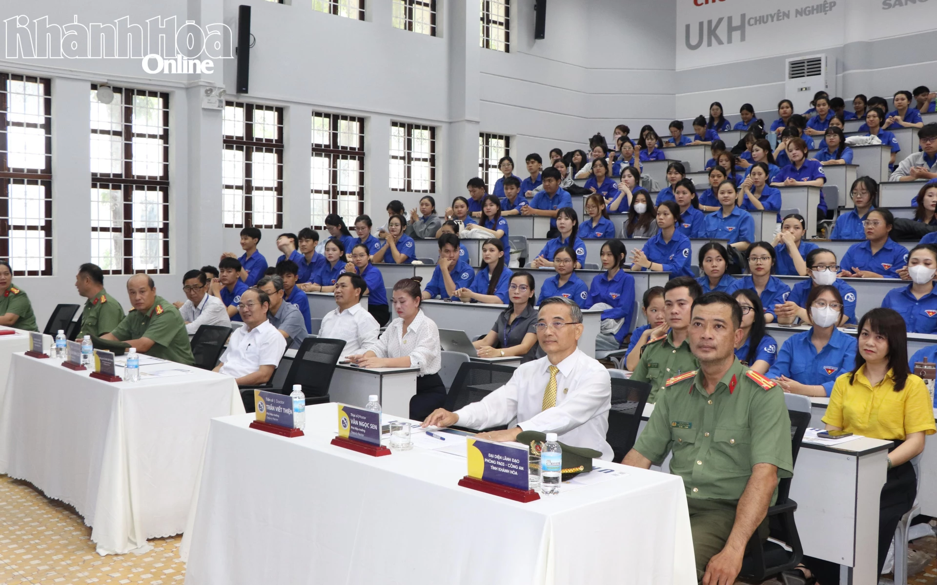 Các đại biểu và đông đảo sinh viên tham dự ngày hội.