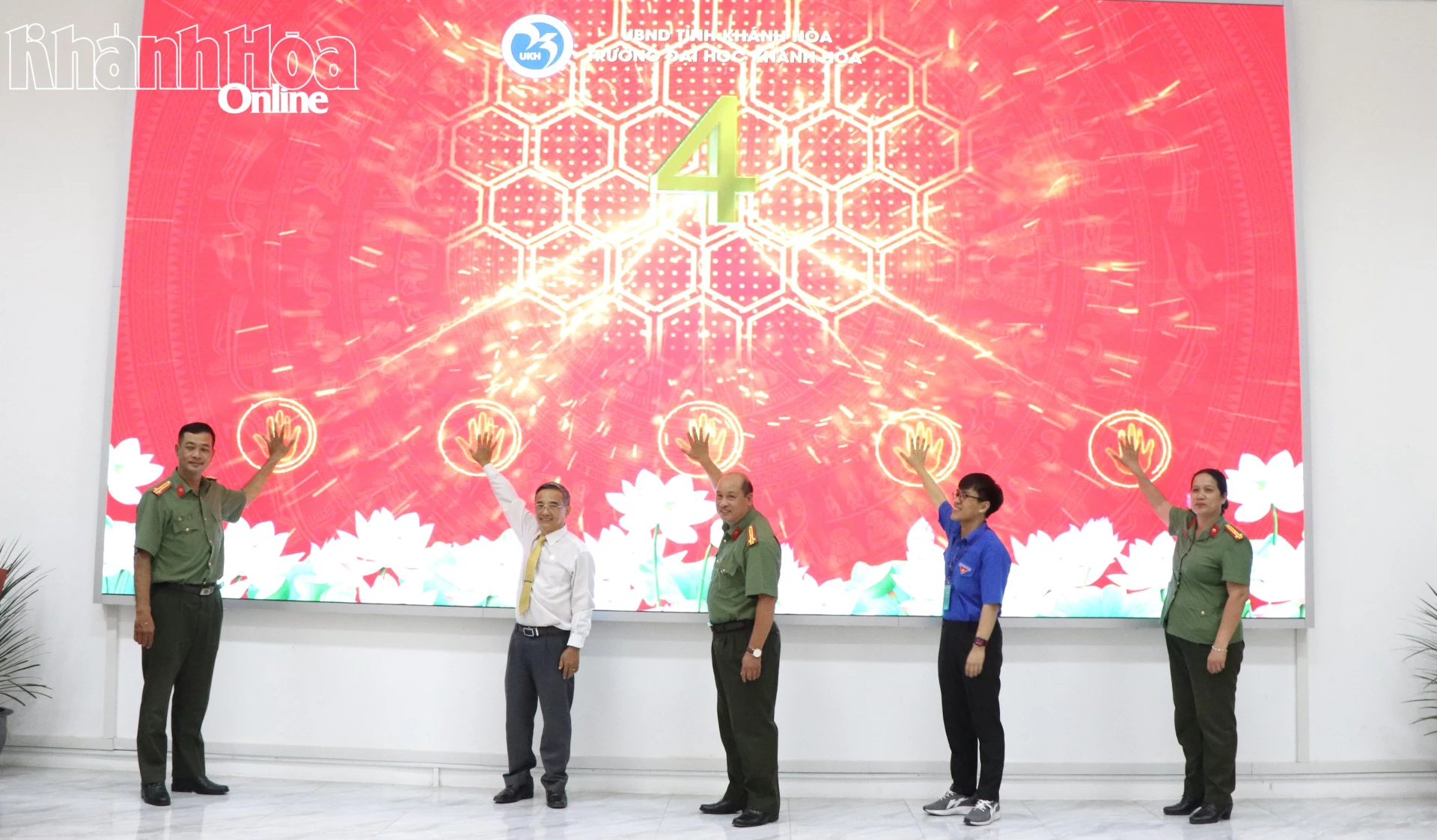Các đại biểu thực hiện nghi thức ra mắt mô hình “Trường học an toàn không ma túy”. 