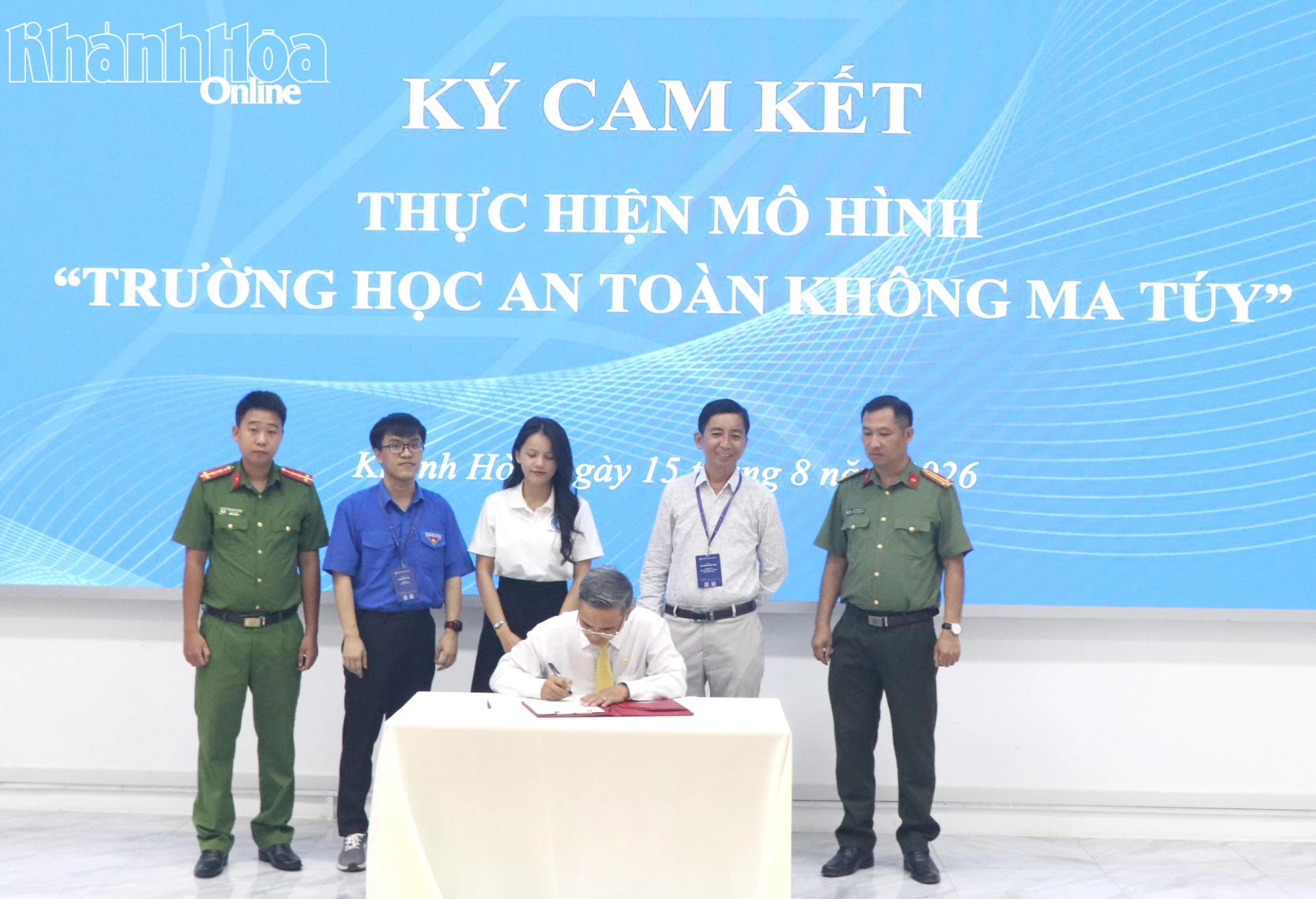 Đại diện các đoàn thể của Trường Đại học Khánh Hòa ký cam kết thực hiện mô hình “Trường học an toàn không ma túy”. 