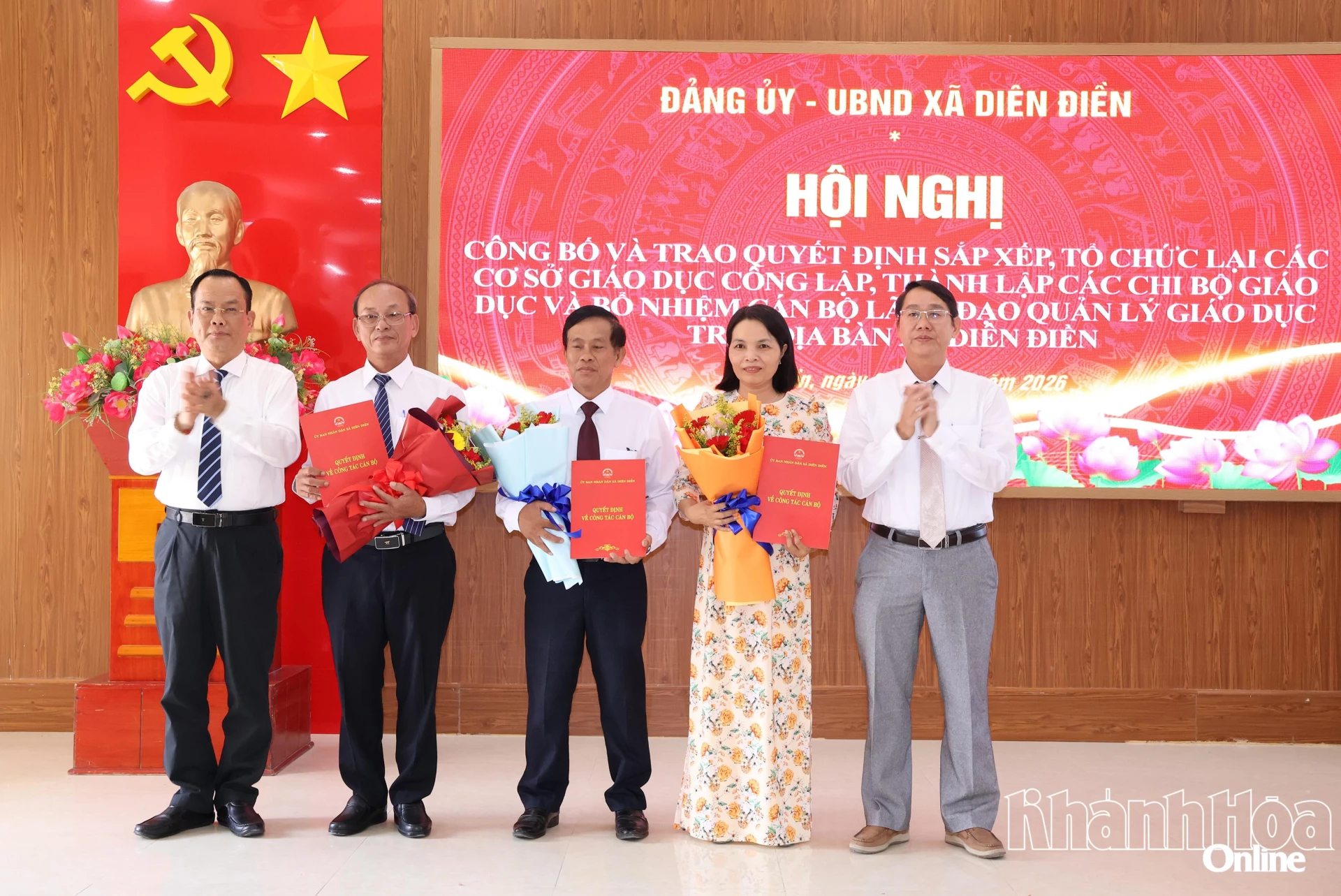 Lãnh đạo Đảng ủy và UBND xã trao quyết định thành lập trường cho các hiệu trưởng.
