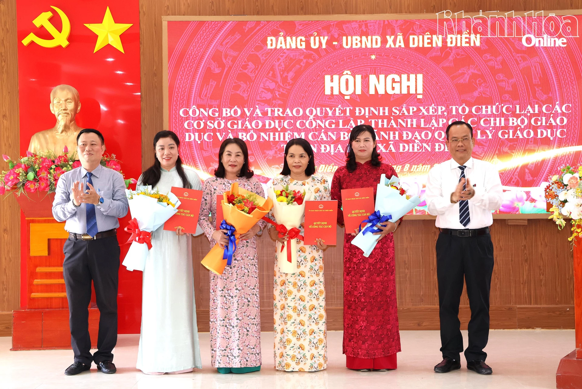 Trao quyết định thành lập Trường Mầm Non Diên Điền.