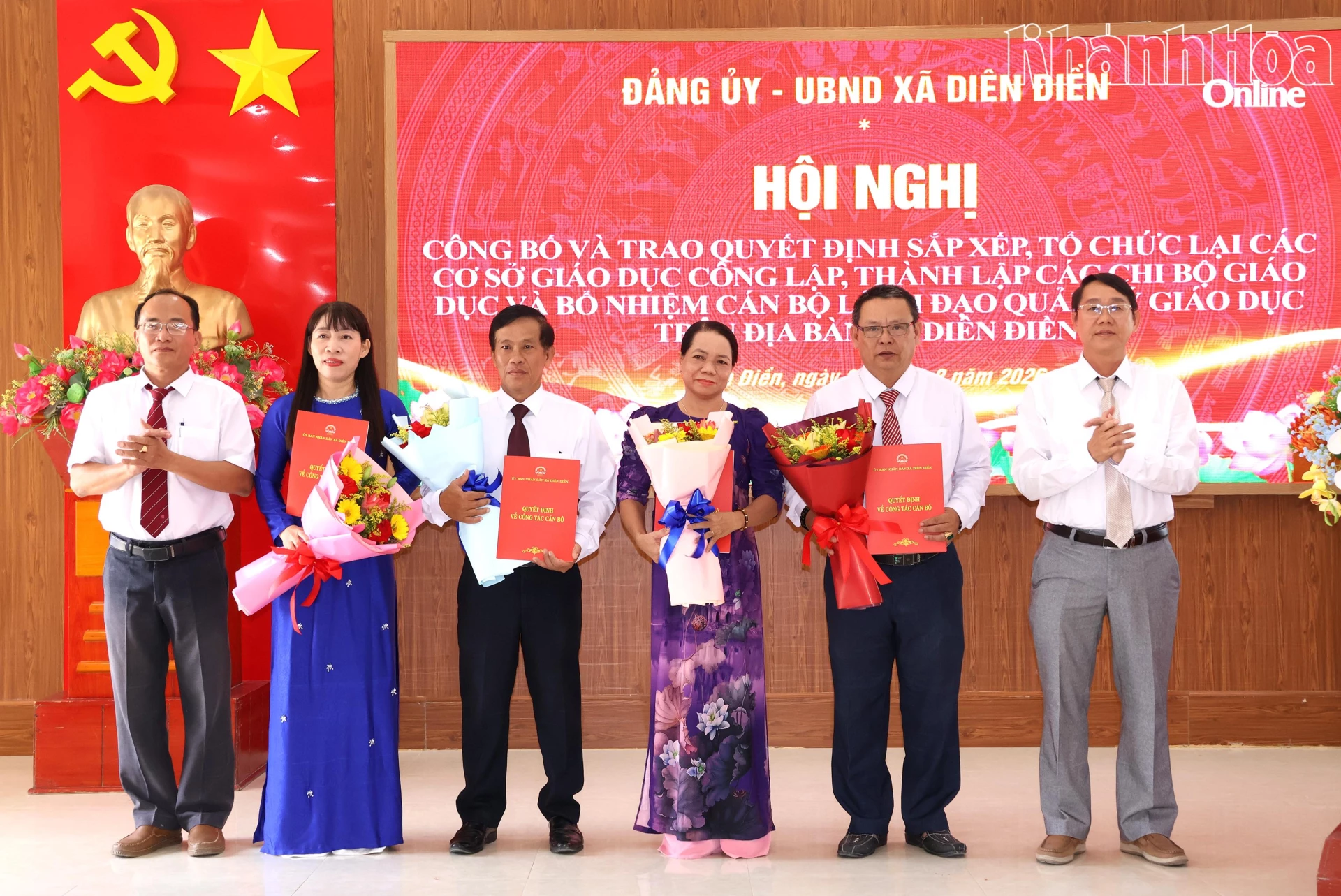 Trao quyết định thành lập Trường Tiểu học Diên Điền.