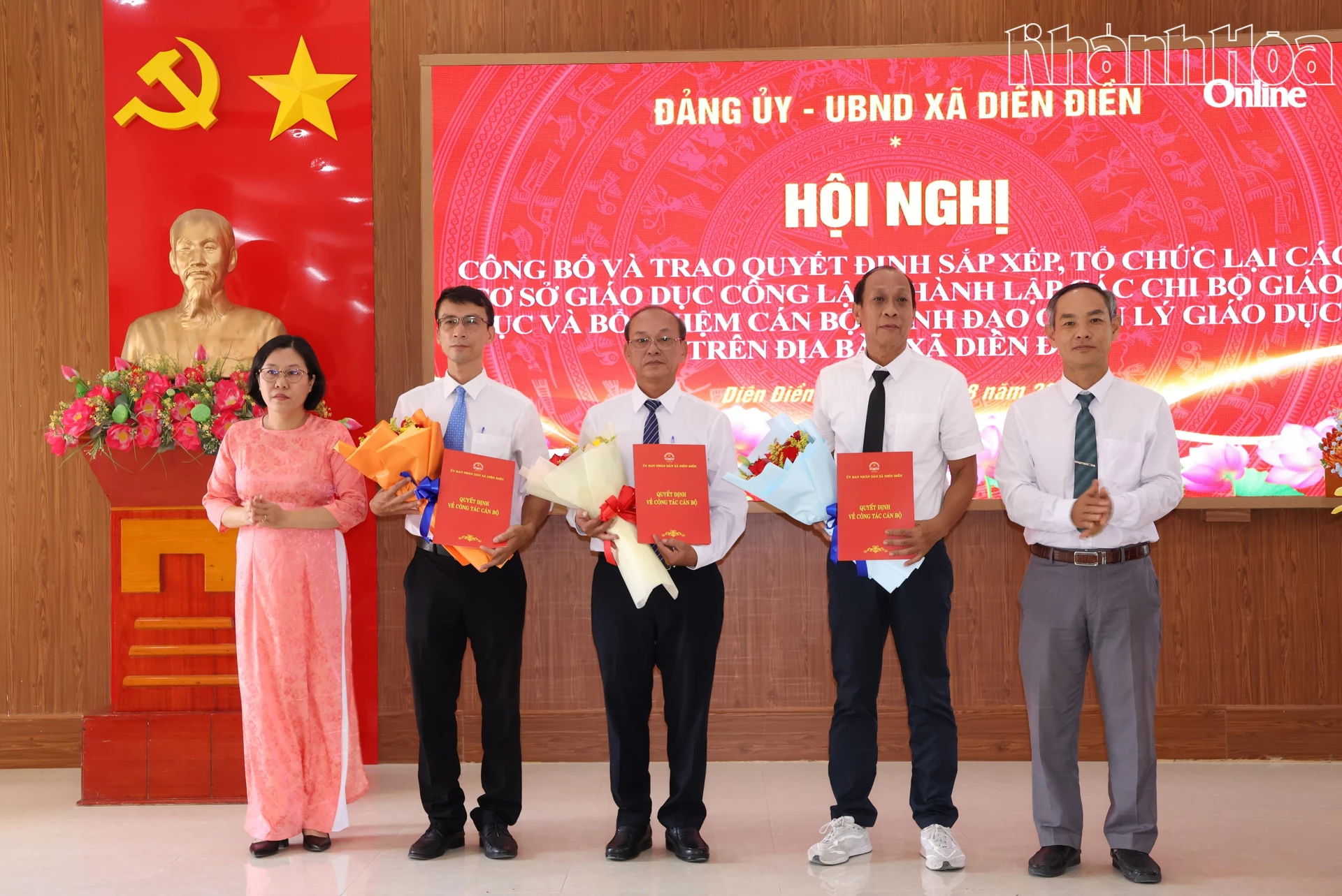 Trao quết định thành lập Trường THCS Diên Điền.