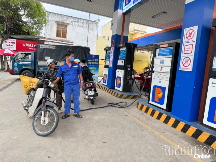 Giá xăng tiếp tục giảm gần 500 đồng/lít