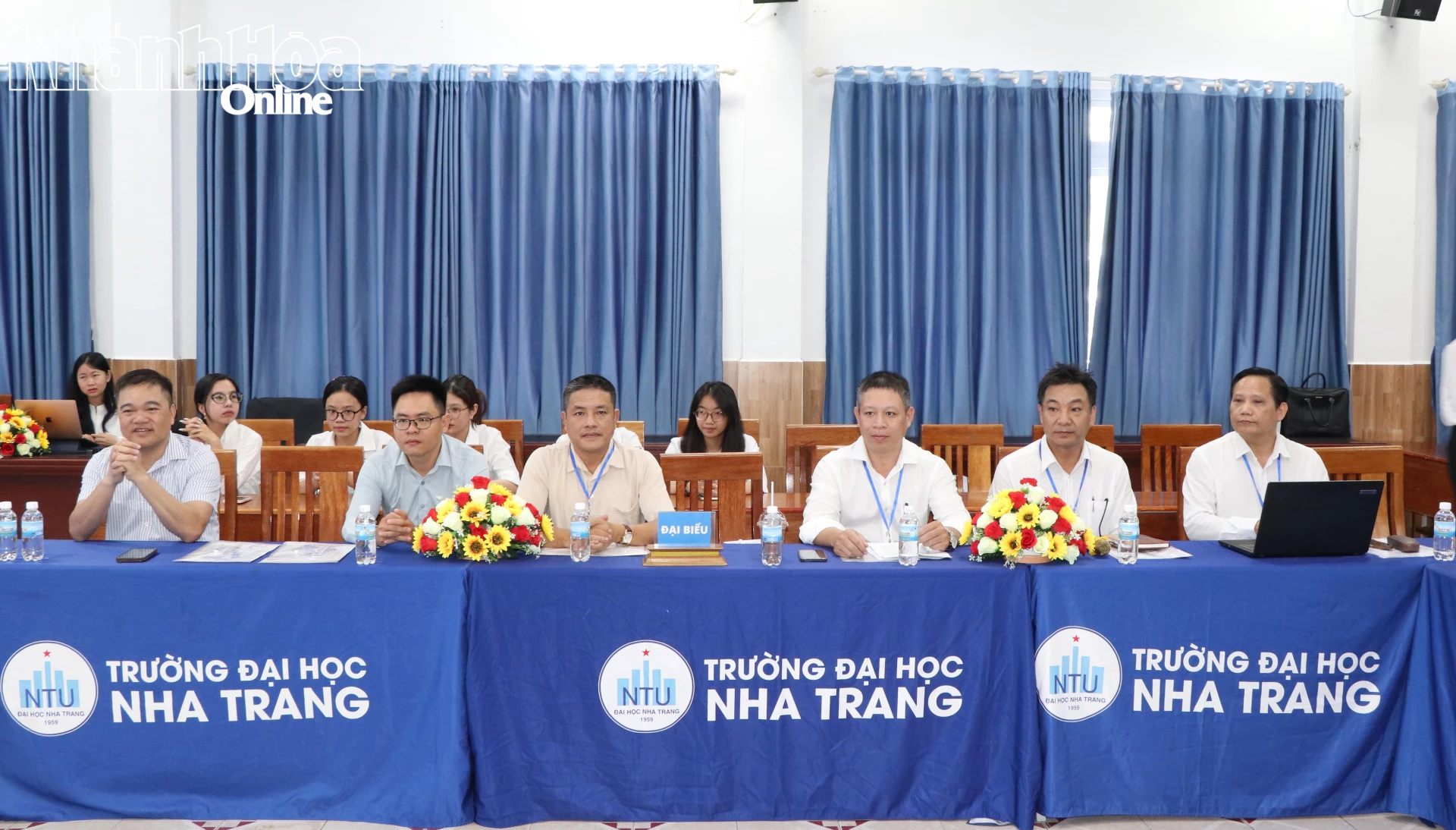 Các đại biểu tham dự hội thảo.