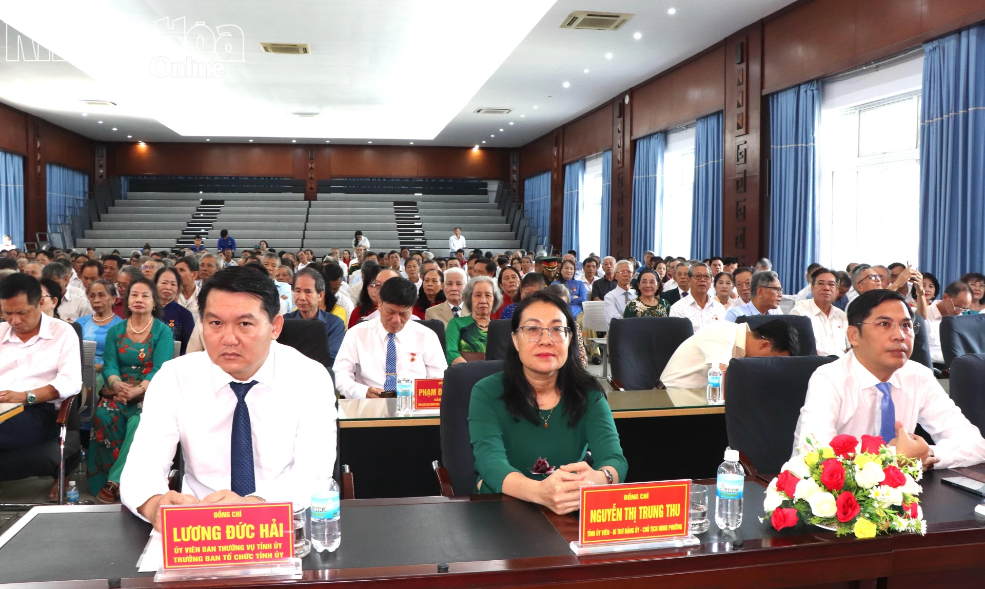 Đồng chí Lương Đức Hải và lãnh đạo Đảng ủy phường Bắc Nha Trang tham dự buổi lễ.