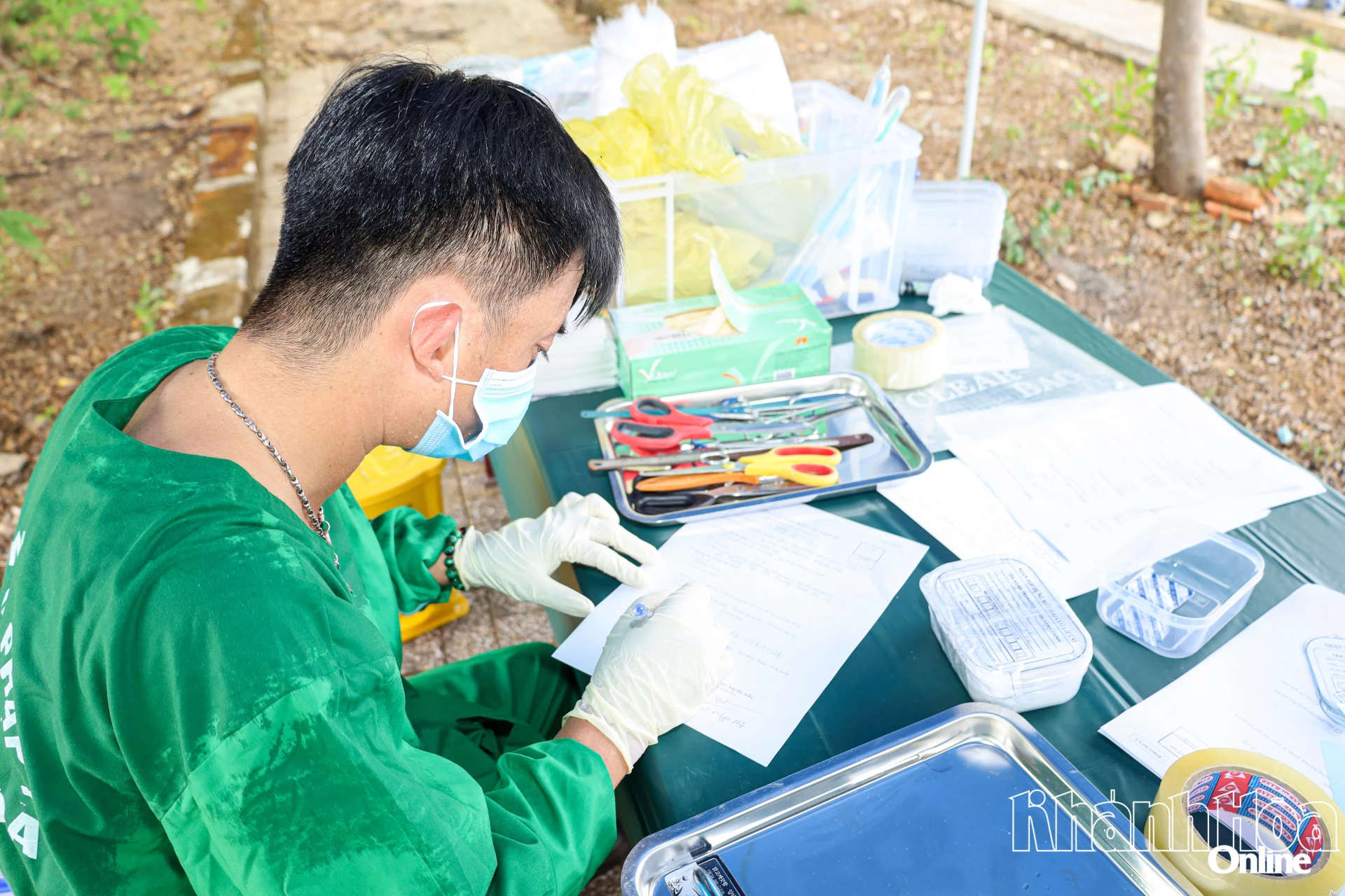 Bác sĩ Nguyễn Văn Thủy thực hiện nhiệm vụ lấy mẫu hài cốt liệt sĩ.