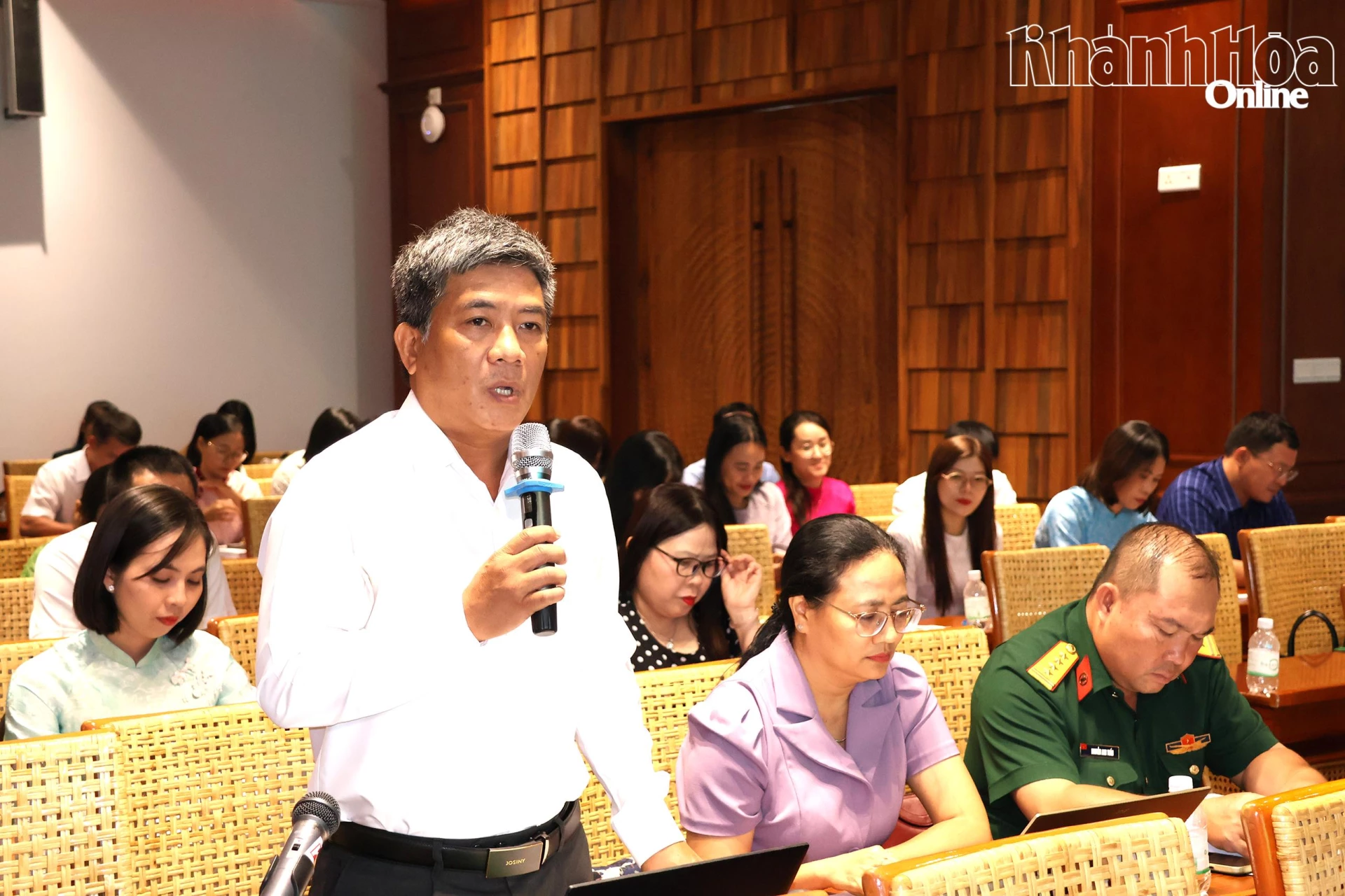 Đại diện Trường Cao Đẵng Công nghệ Nha Trang nghệ góp ý tại diễn đàn về đào tạo nguồn nhân lực.