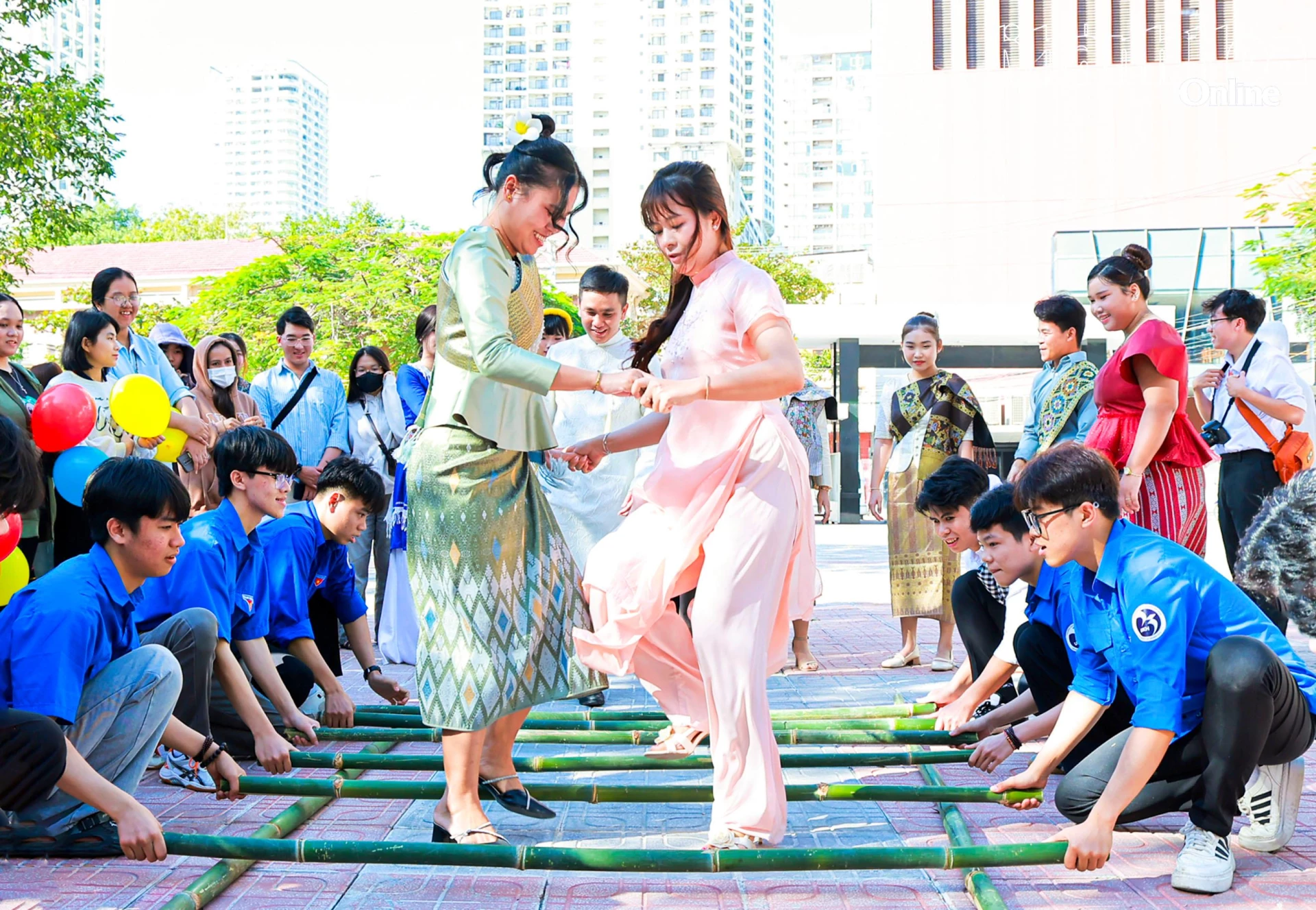 Sinh viên Việt Nam - Lào nắm tay nhau trong điệu múa sạp.