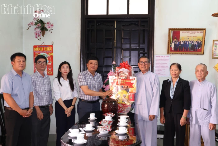 Lãnh đạo Ủy ban MTTQ Việt Nam tỉnh Khánh Hòa thăm, tặng quà các chức sắc, chức việc Phật giáo