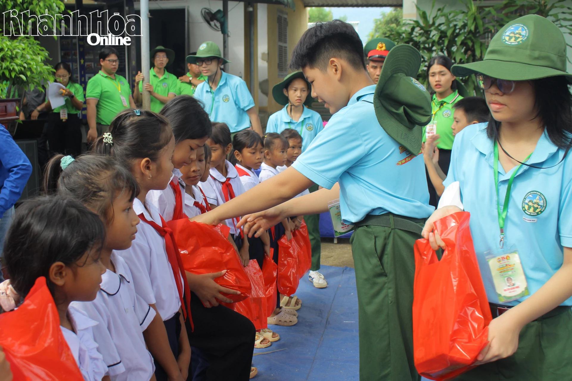 Học viên tham gia hoạt động thiện nguyện, chia sẻ khó khăn với học sinh vùng đồng bào dân tộc thiểu số.