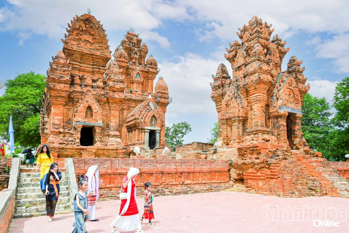 Giữ gìn vẻ đẹp Tháp Pô Klong Garai