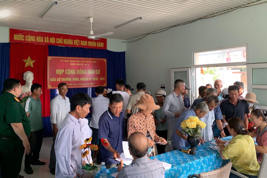 Đông đảo cử tri thôn Phước An 2 nhận phiếu bầu cử trưởng thôn nhiệm kỳ 2026 - 2031.