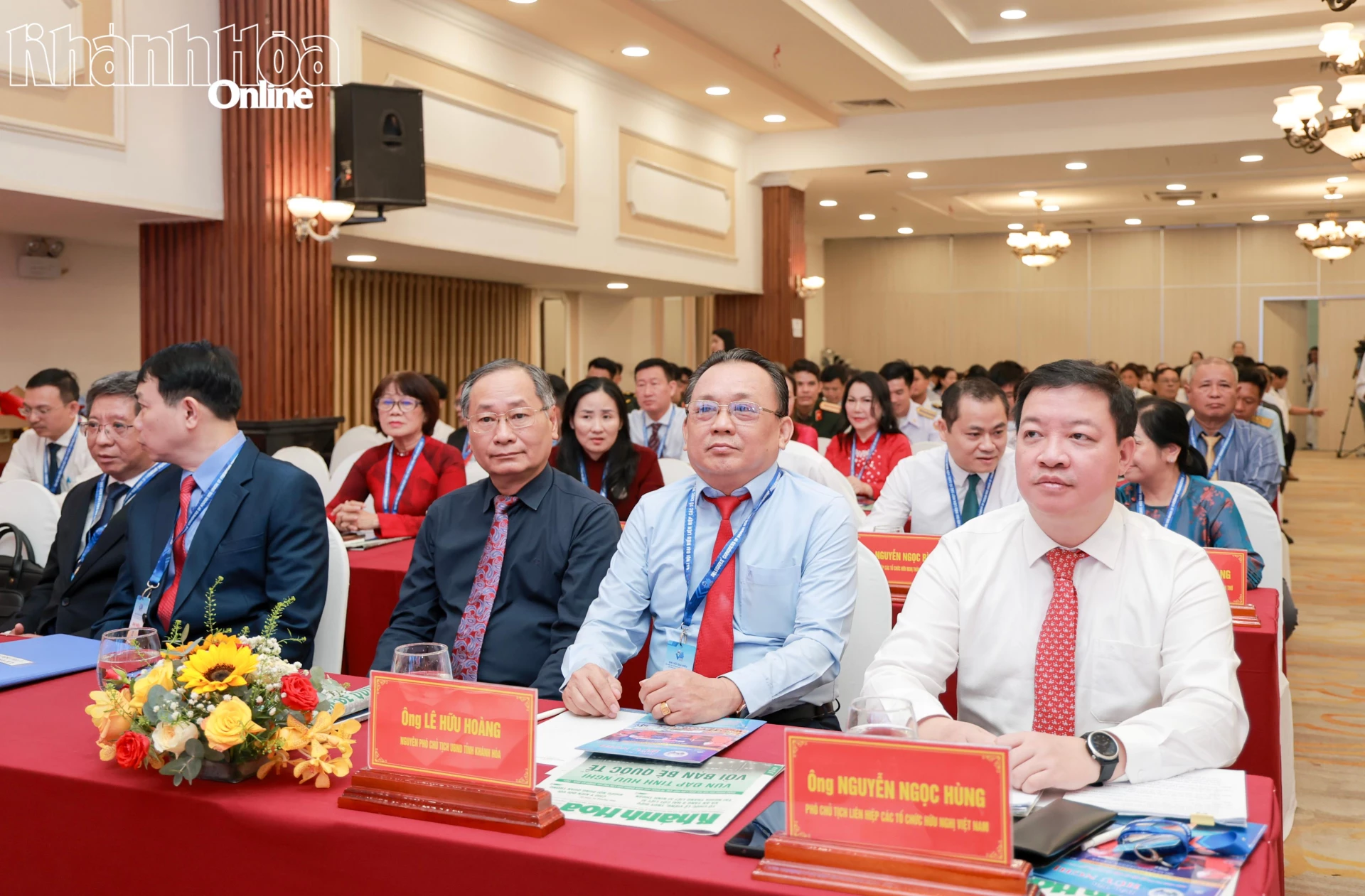 Đồng chí Nguyễn Ngọc Hùng và các đại biểu tham dự đại hội.