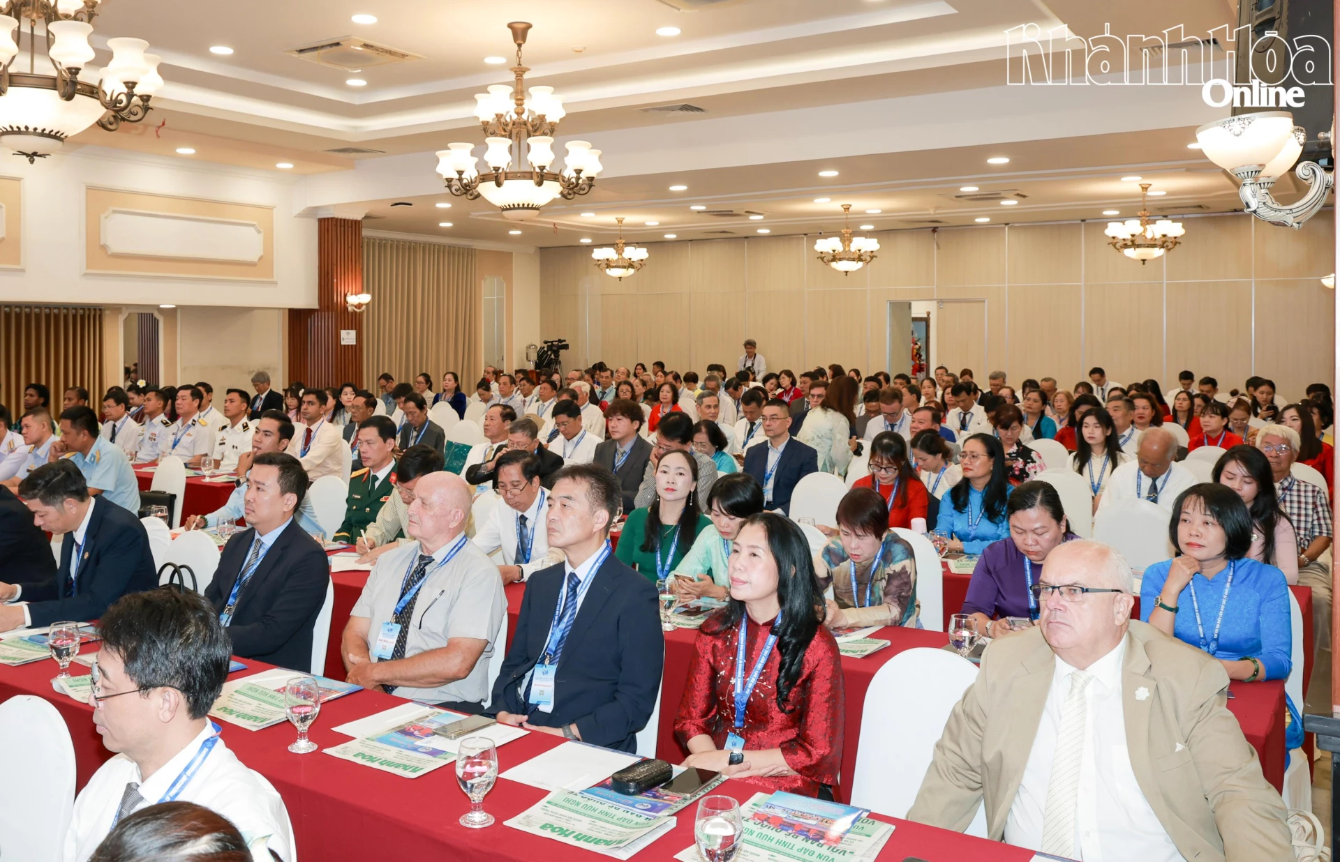 Đông đảo đại biểu chính thức, đại biểu khách mời tham dự đại hội.