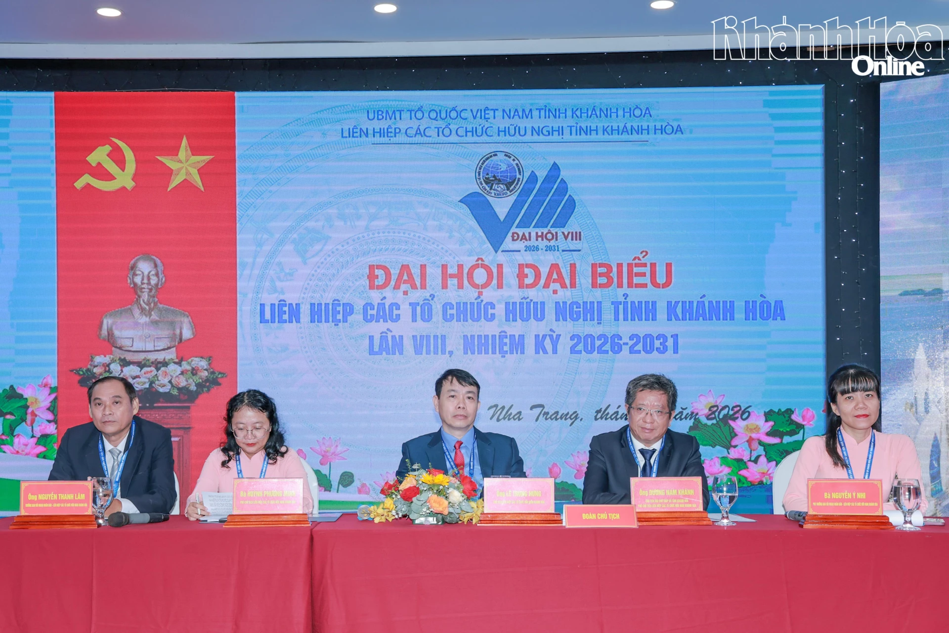 Đoàn chủ tịch chủ trì đại hội.

