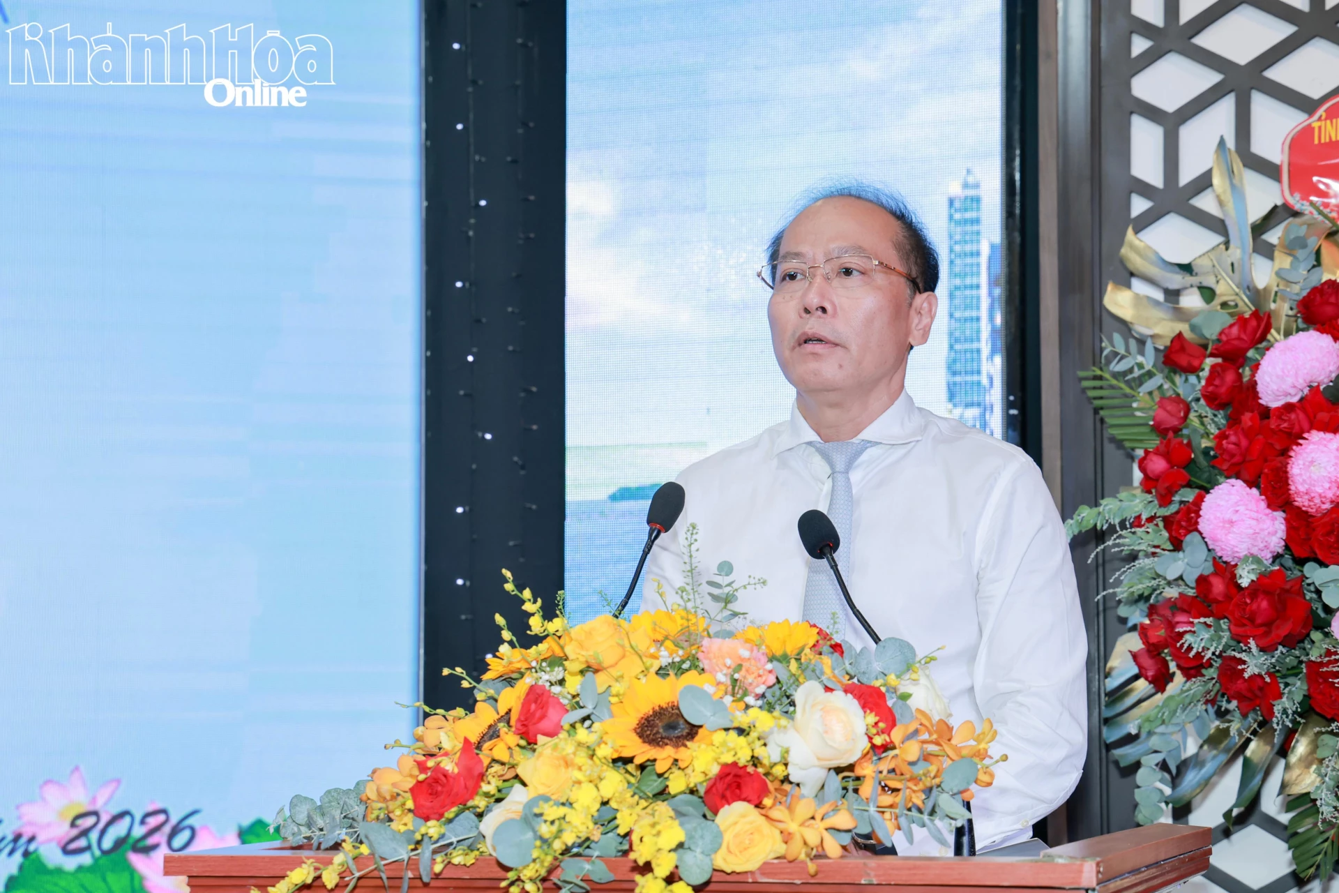 Đồng chí Nguyễn Khắc Hà phát biểu chúc mừng và định hướng cho hoạt động của Liên hiệp các tổ chức hữu nghị Khánh Hòa trong thời gian tới.  