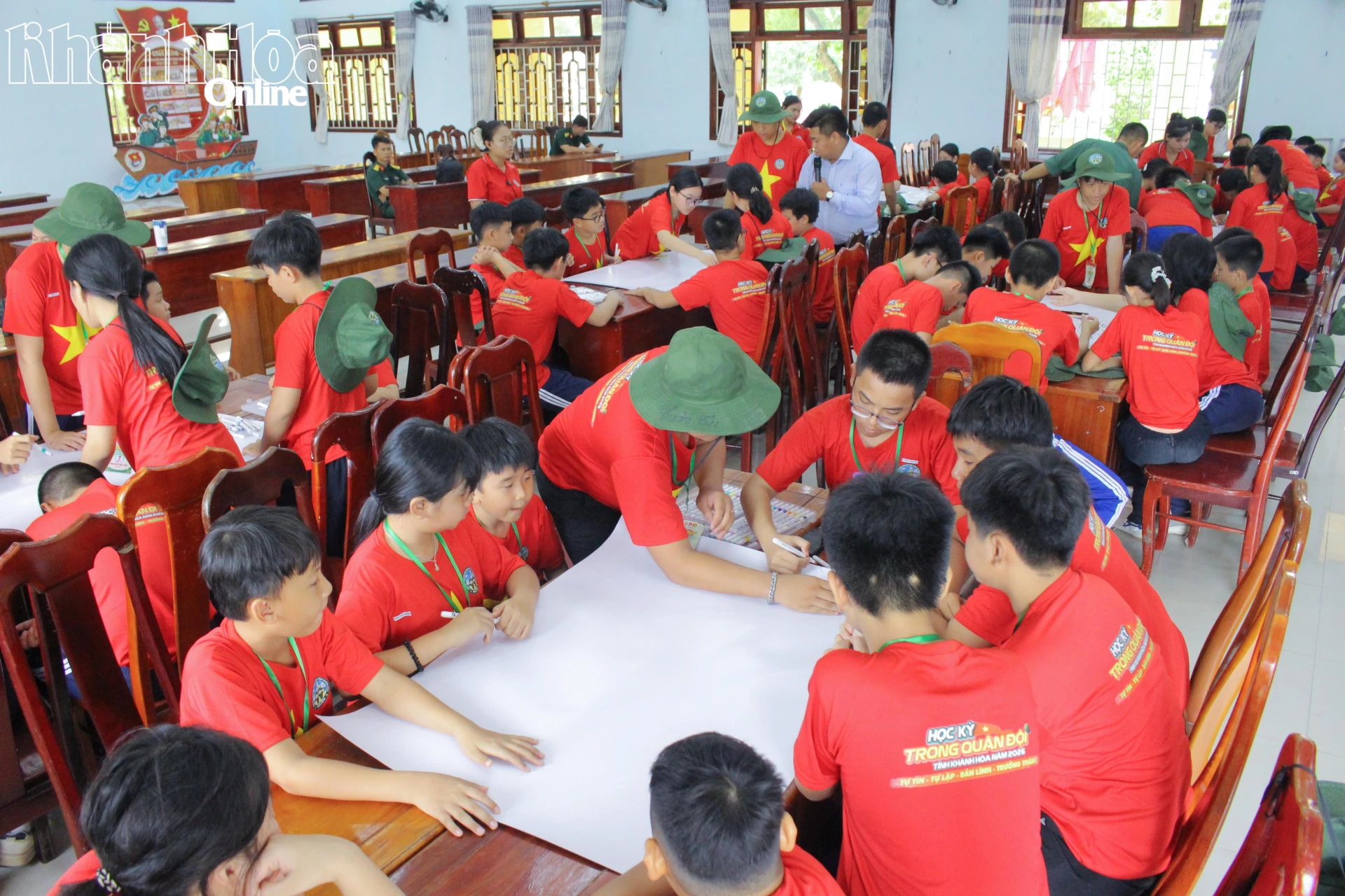 Hay tham gia các hoạt động tập thể, khám phá bản thân.