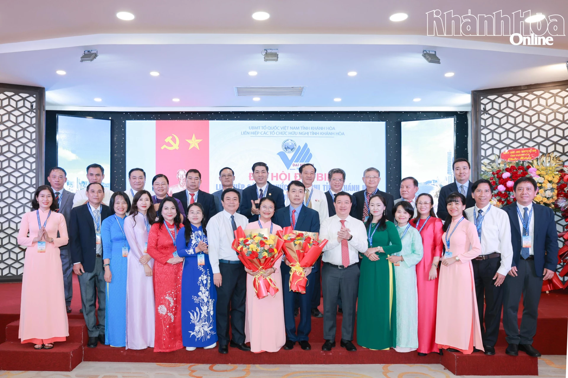Đồng chí Nguyễn Ngọc Hùng và đồng chí Lữ Thanh Hải tặng hoa chúc mừng Ban Chấp hành Liên hiệp các tổ chức hữu nghị Khánh Hòa nhiệm kỳ 2026 – 2031 ra mắt đại hội.