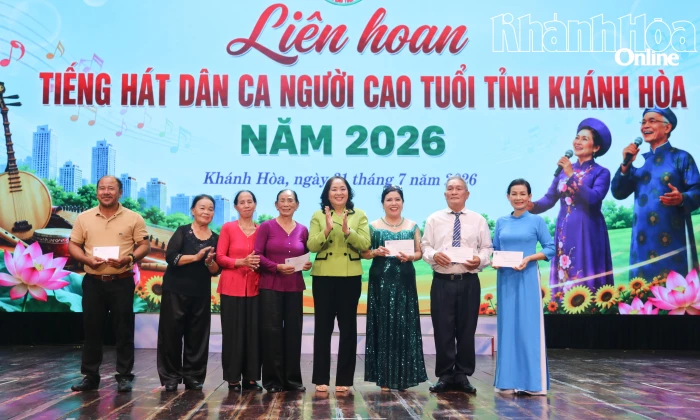 Nghe người cao tuổi hát dân ca