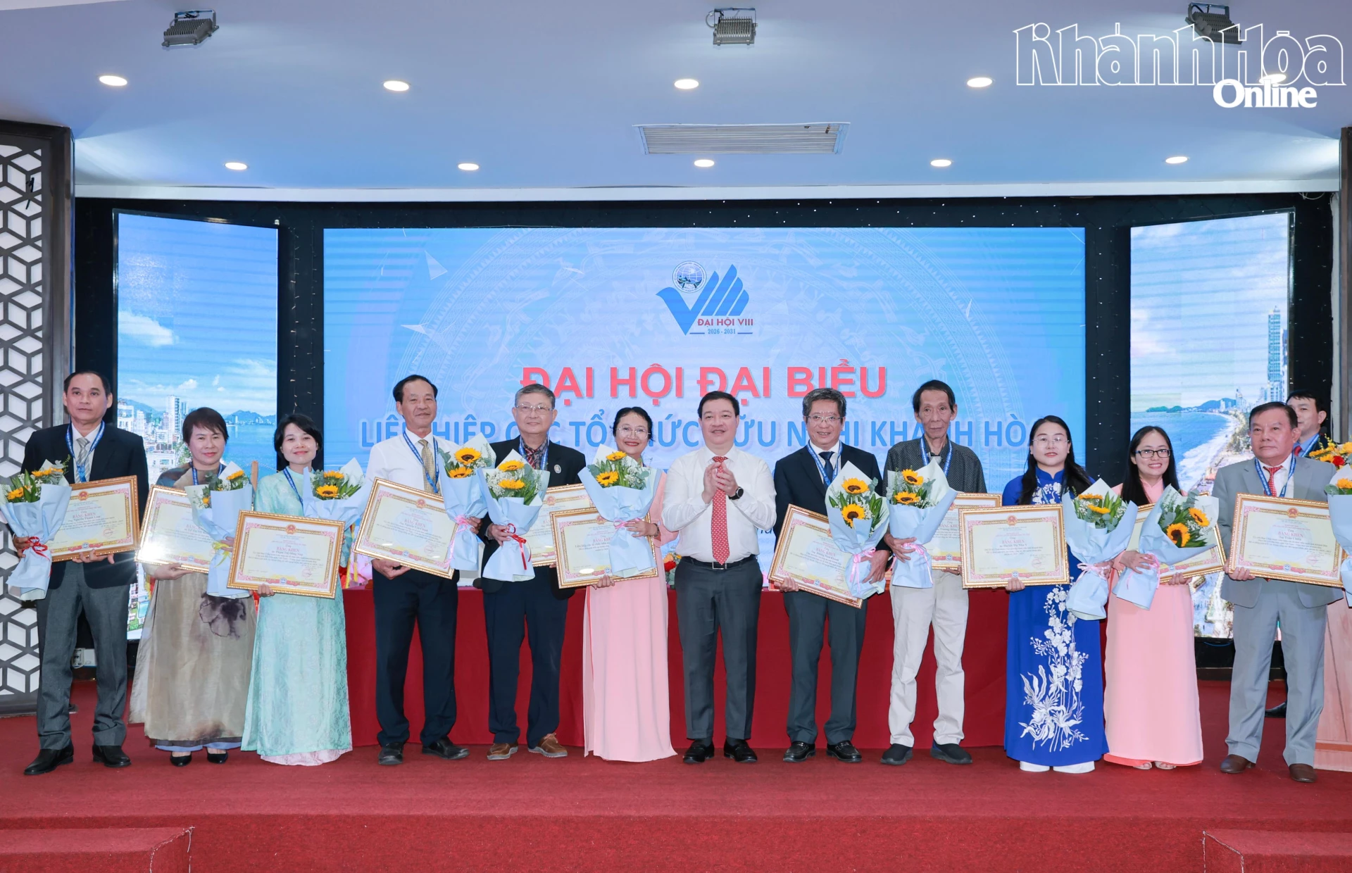 Đồng chí Nguyễn Ngọc Hùng trao bằng khen của Liên hiệp các tổ chức hữu nghị Việt Nam tặng các cá nhân.