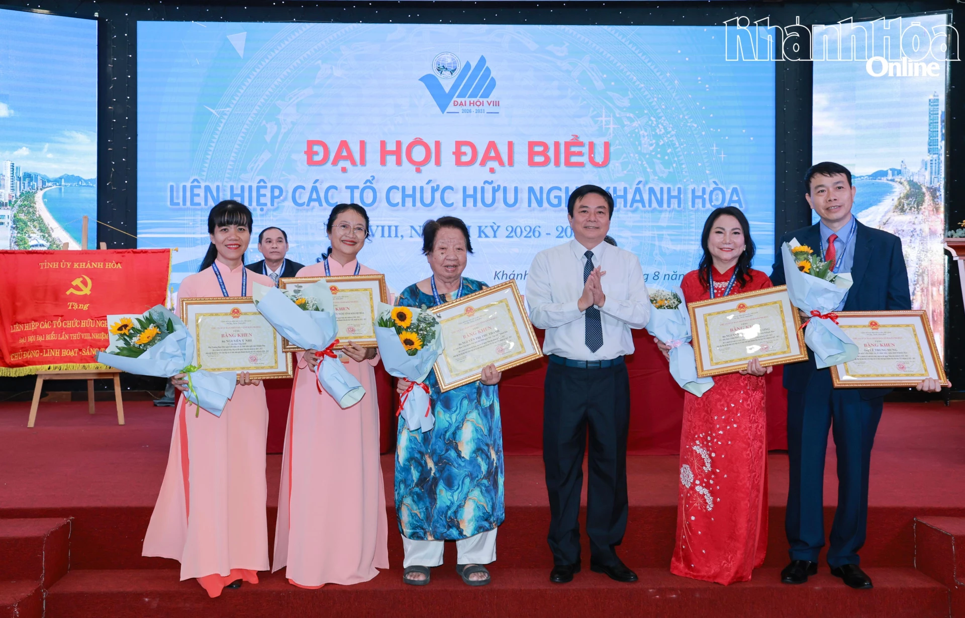 Đồng chí Lữ Thanh Hải trao bằng khen của UBND tỉnh tặng các tập thể, cá nhân.
